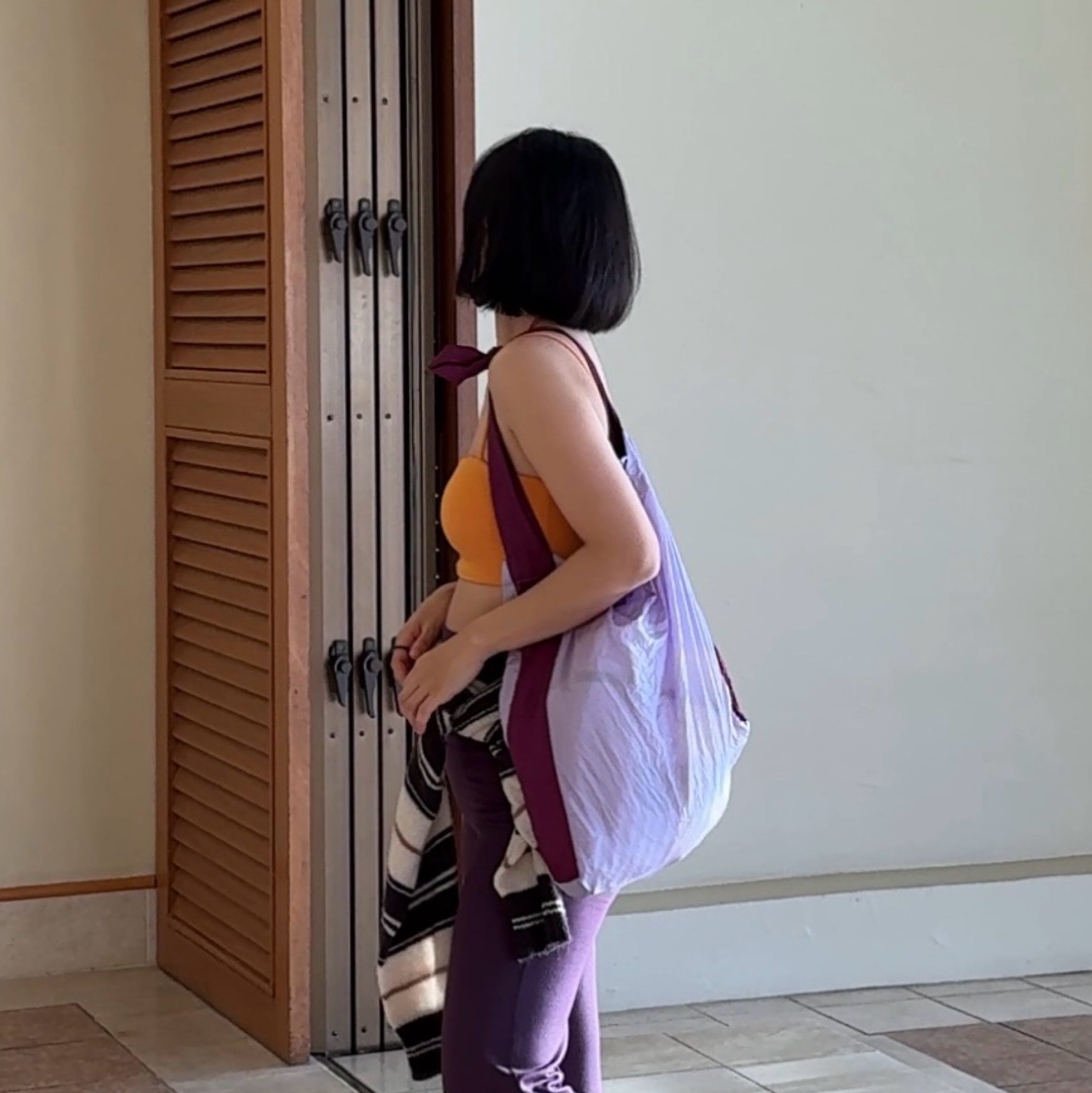 Ticket To The Moon Medium Eco Bag Light Plum 착용 스타일