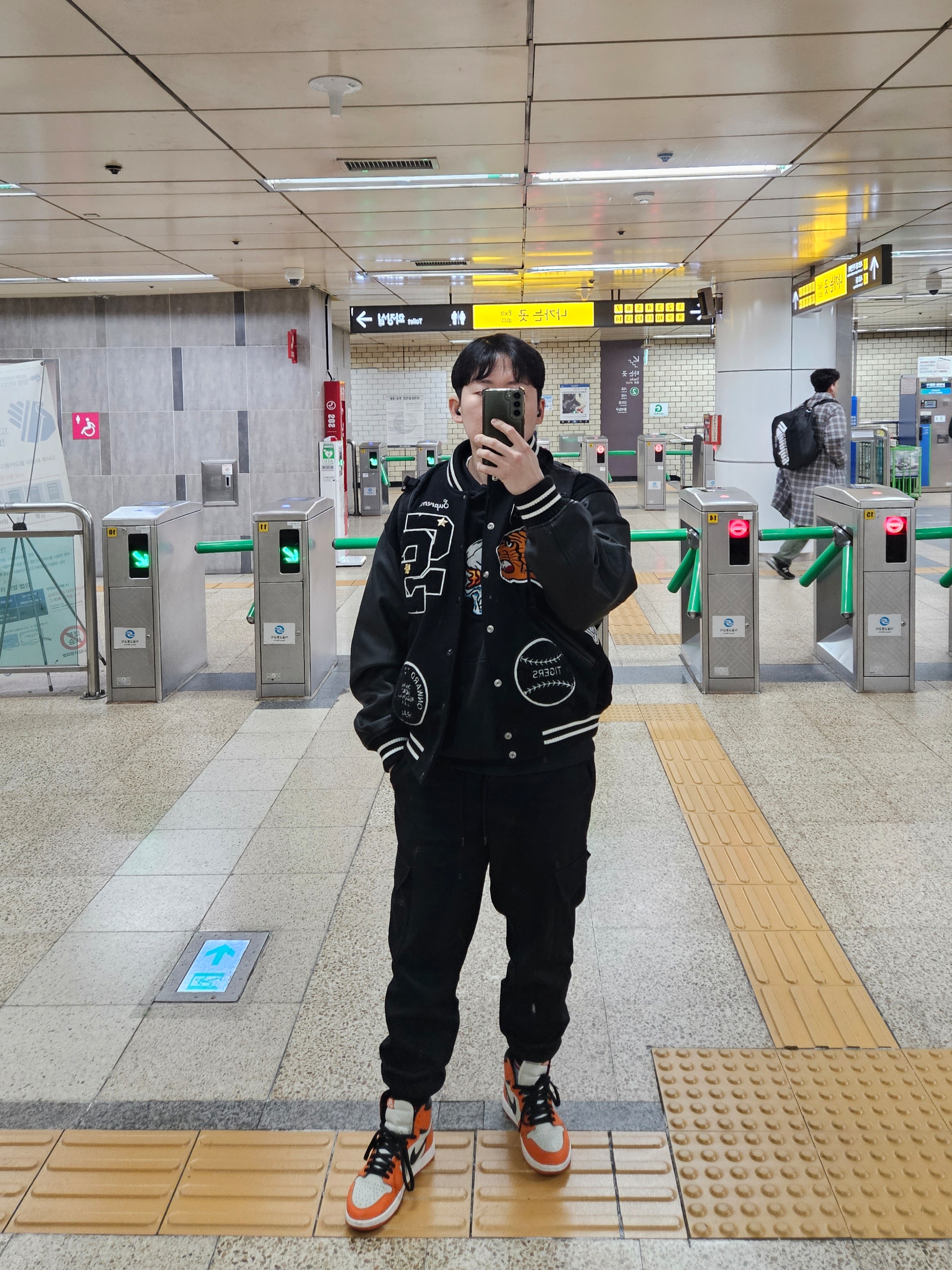 Jordan 1 Retro High OG Reverse Shattered Backboard, Supreme Tiger Varsity Jacket Black - 23FW 착용 스타일