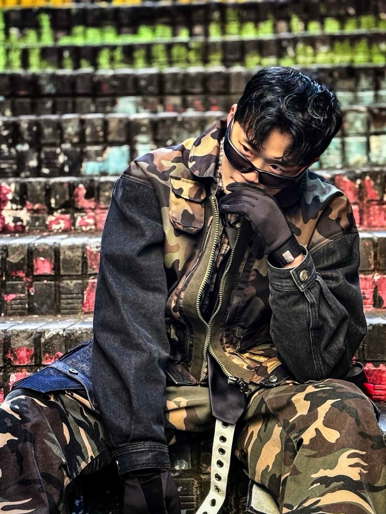[KREAM 단독] ADSB Andersson Bell Camouflage Zip-Up Denim Jacket Black, [KREAM 단독] ADSB Andersson Bell Raptor Layered Cargo Pants Indigo Green 착용 스타일 - 4
