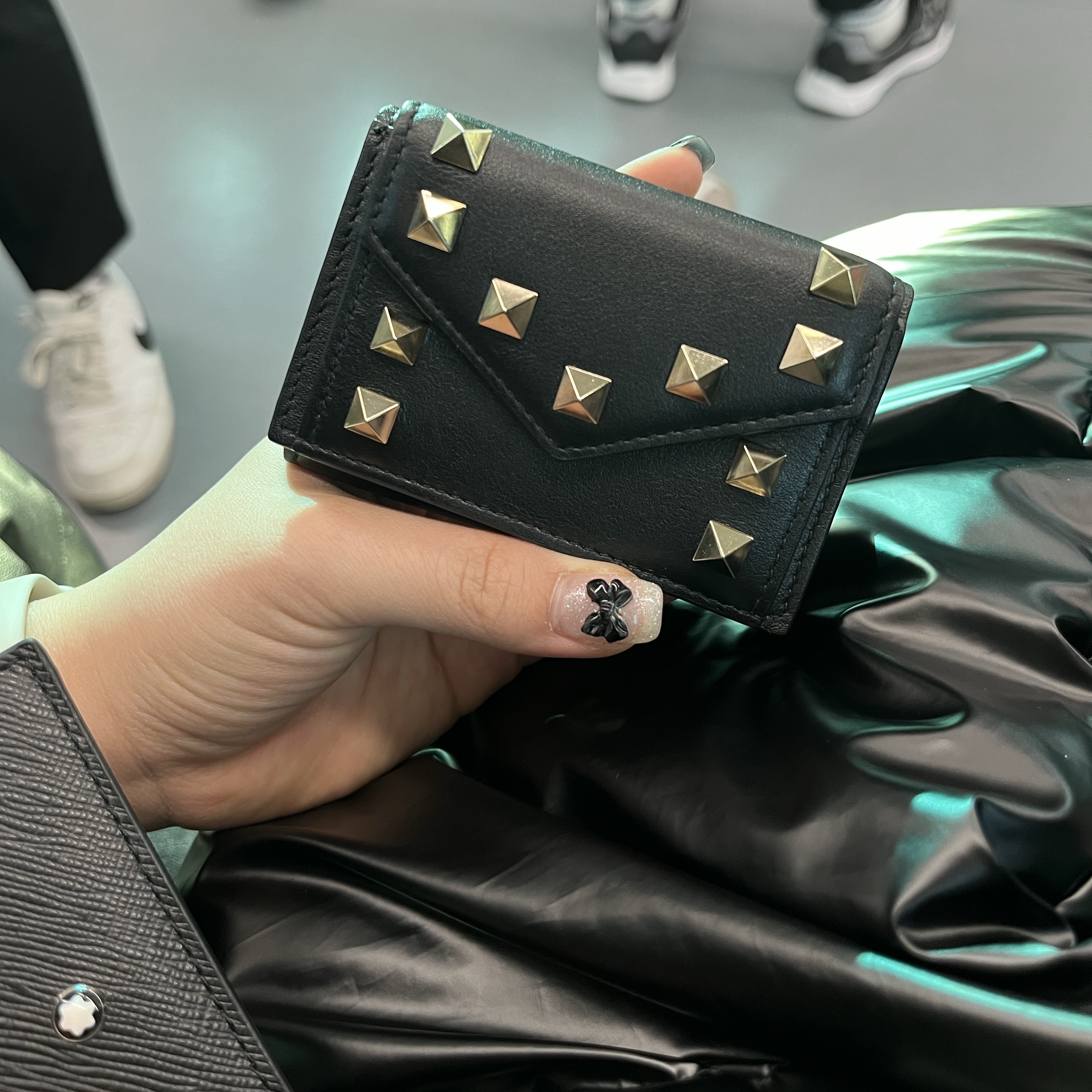 Valentino Calfskin Bi-Fold Wallet Dark Beige 착용 스타일 - 2