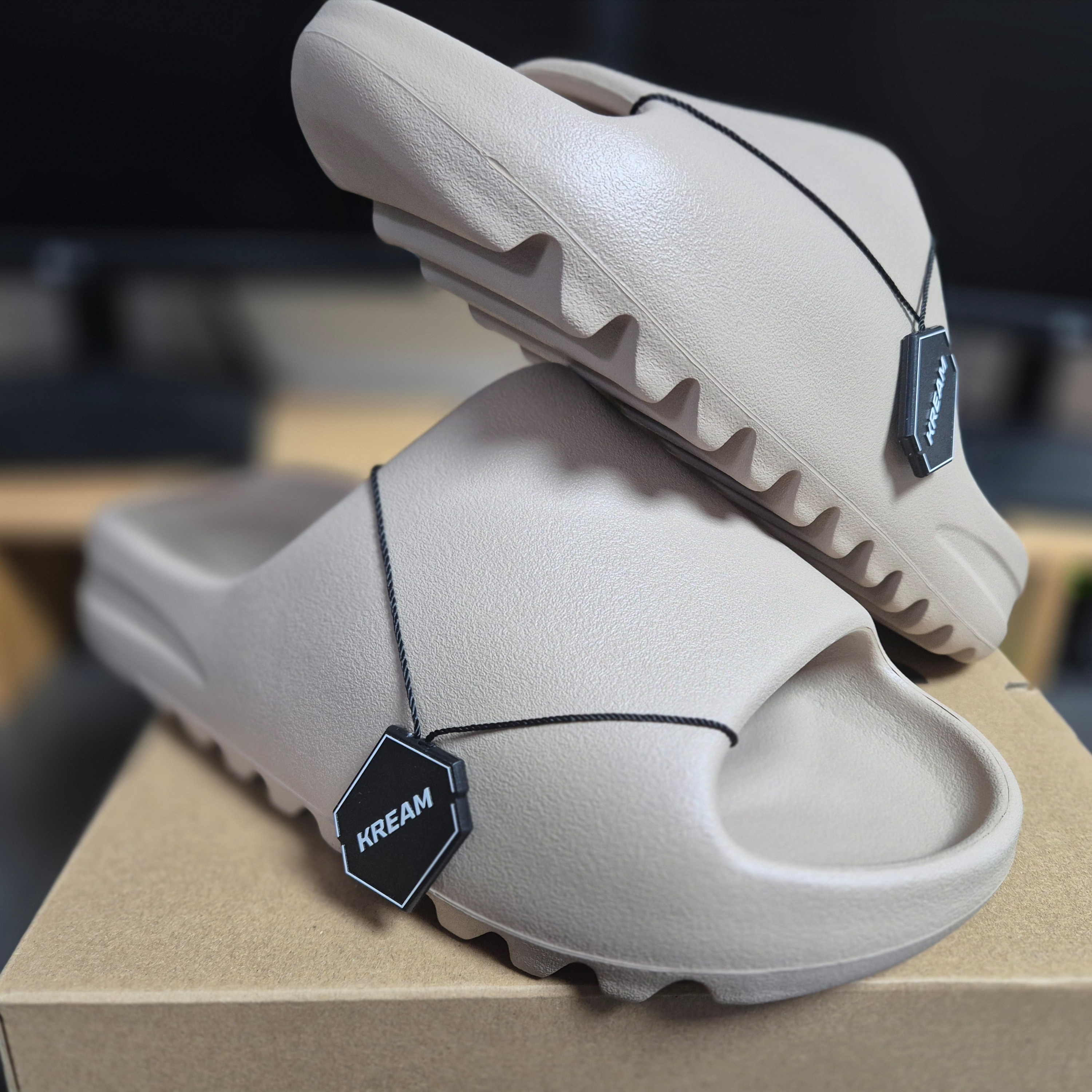 Adidas Yeezy Slide Pure - Re-Release Ver. 착용 스타일
