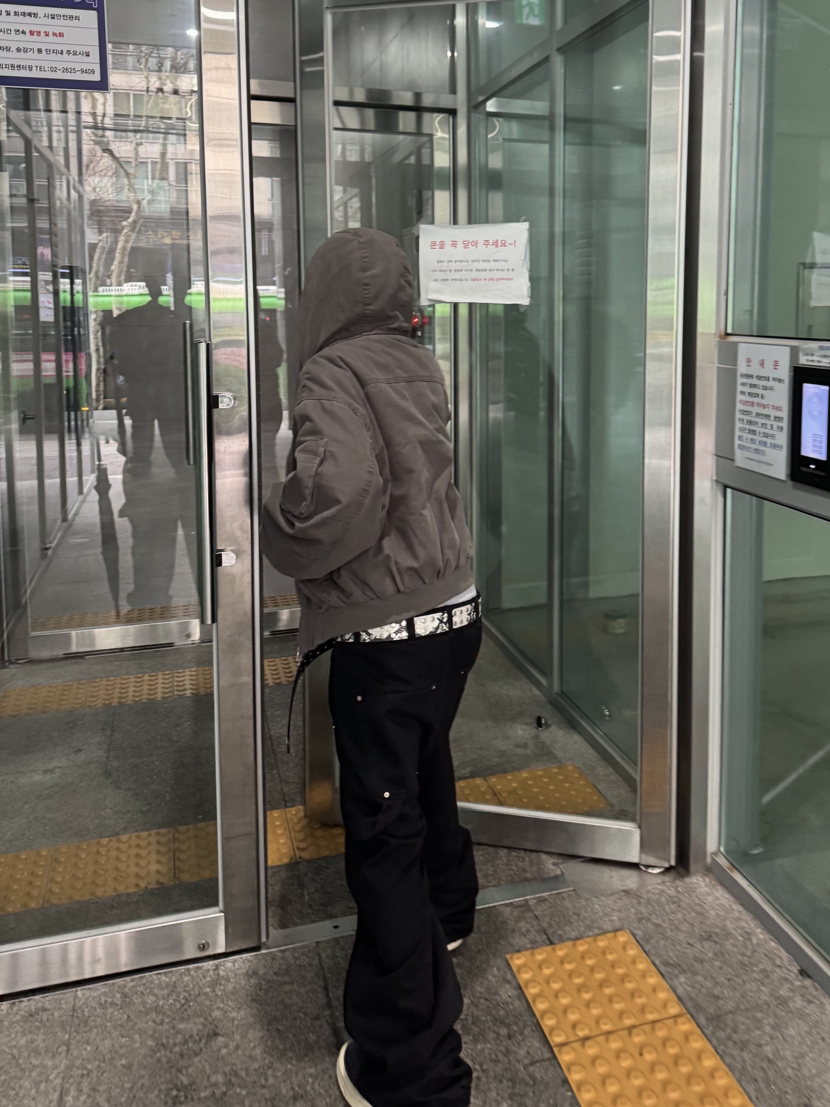 컨버스 x 다크쉐도우 터보웨폰 블랙 크림, 스투시 박서 브리프 그레이 헤더 (3개입) 착용 스타일 - 1