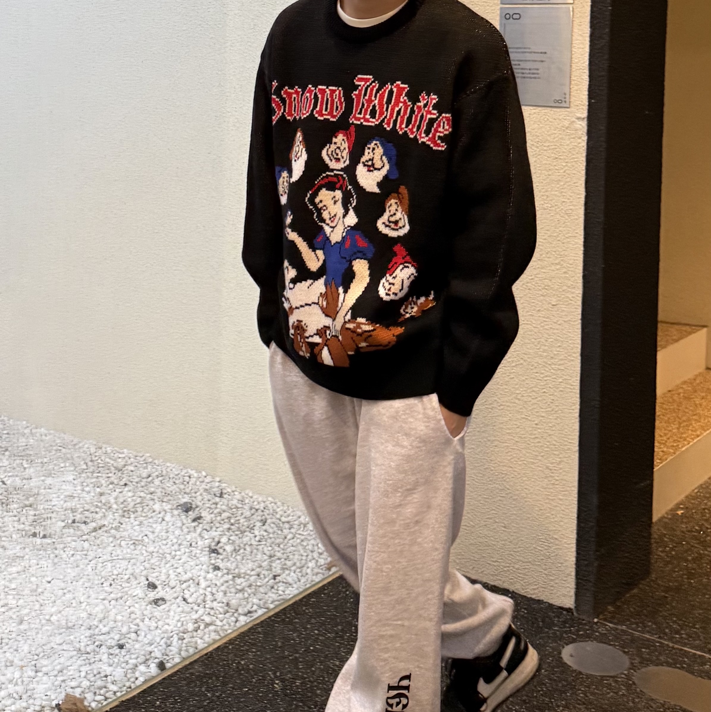 Supreme Snow White Sweater Black - 24FW 착용 스타일 - 2