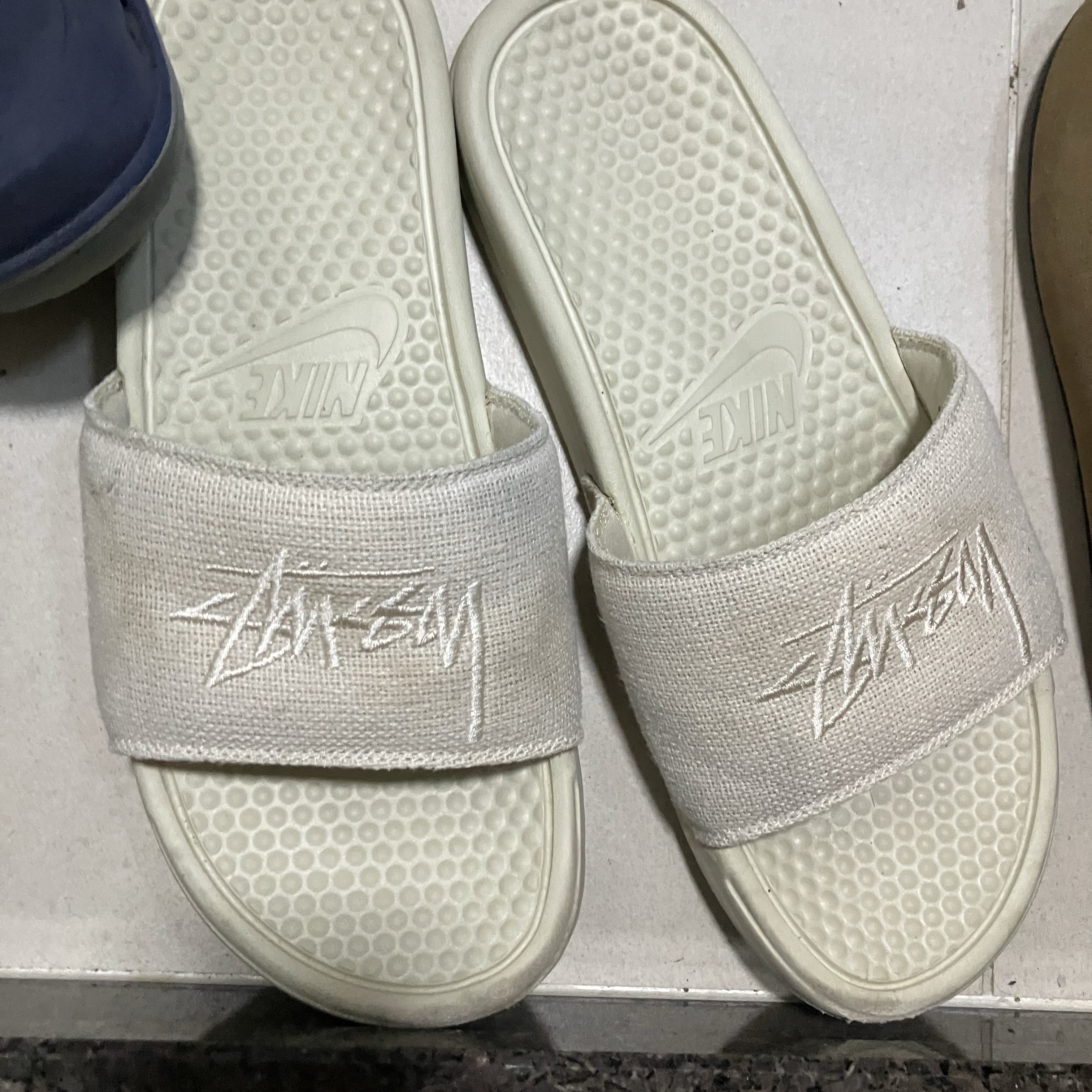 Nike x Stussy Benassi Hemp Slide Fossil Stone 착용 스타일
