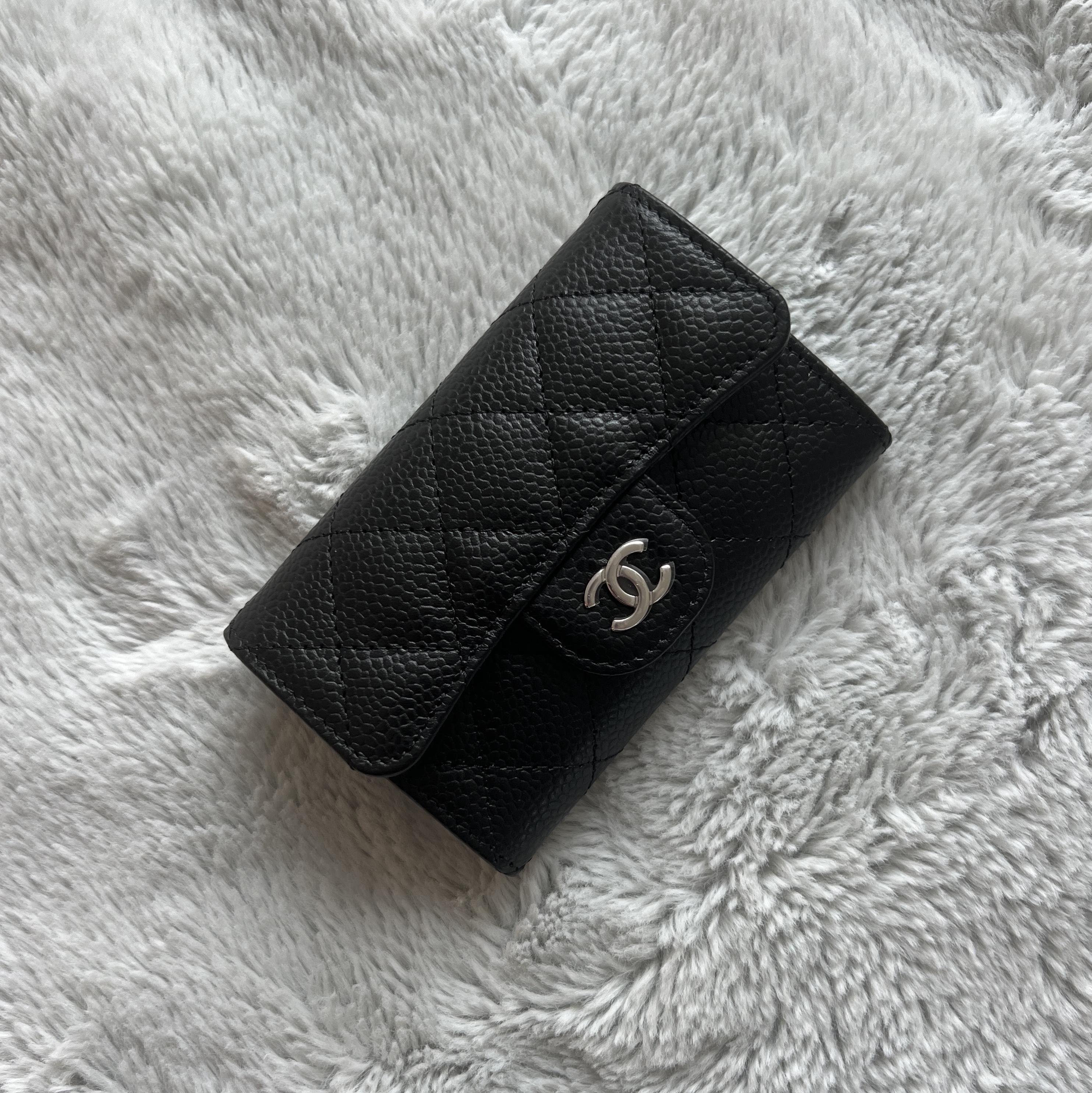 Chanel Classic Card Holder Grained Calfskin & Silver Black 착용 스타일