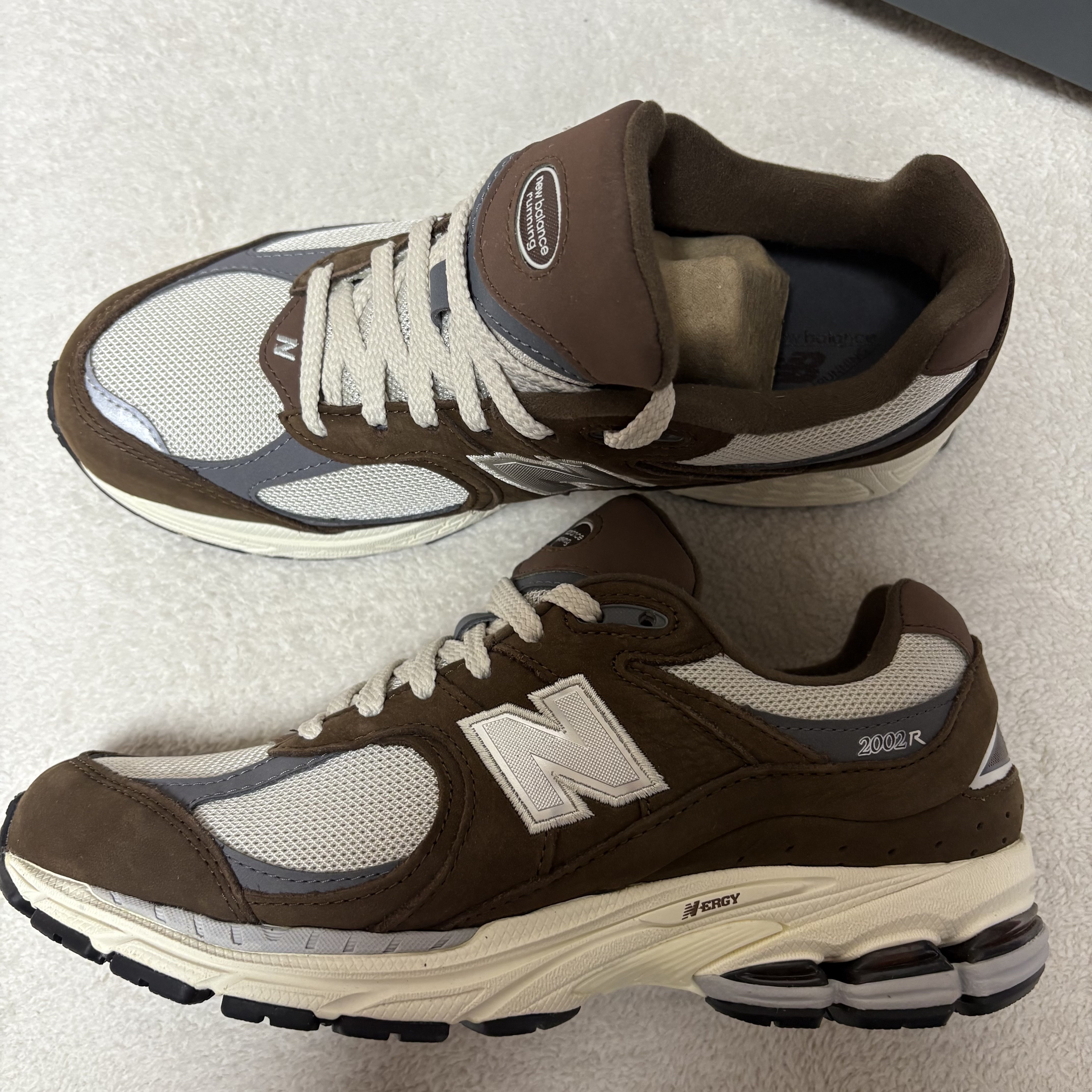 New Balance 2002R Brown Cream 착용 스타일