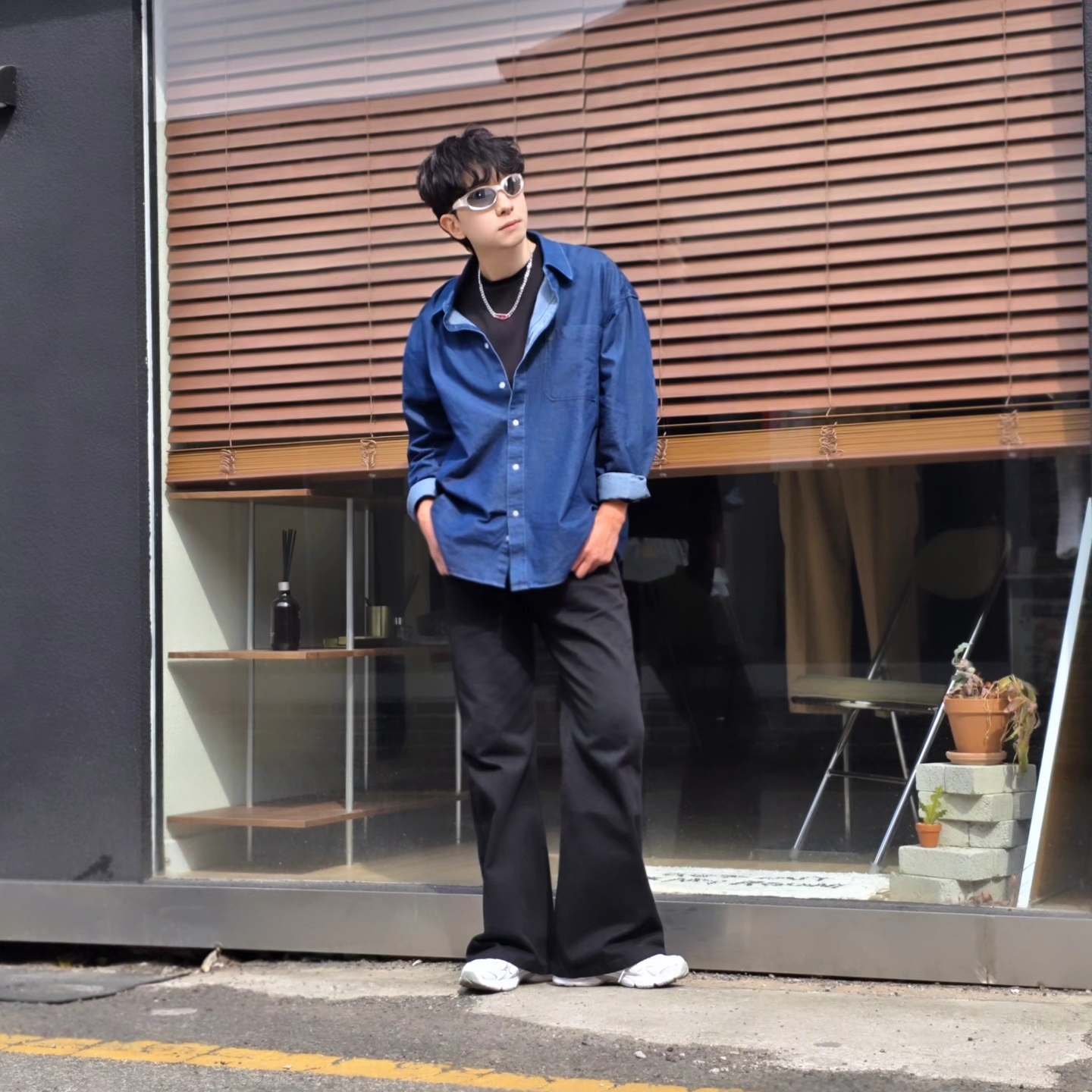 디젤 Dx1446 레드 에나멜 스테인리스 스틸 체인 네클리스 실버, 뉴발란스 740v2 화이트 실버 메탈릭 착용 스타일 - 3