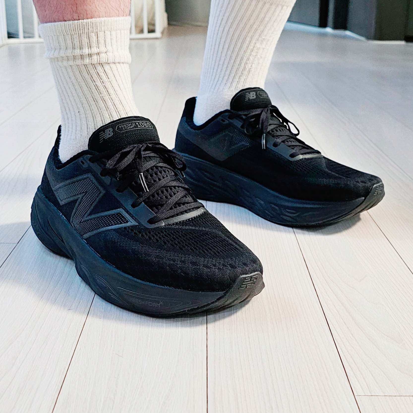 New Balance Fresh Foam X 1080v14 Black Black Metallic - 2E Wide 착용 스타일 - 3