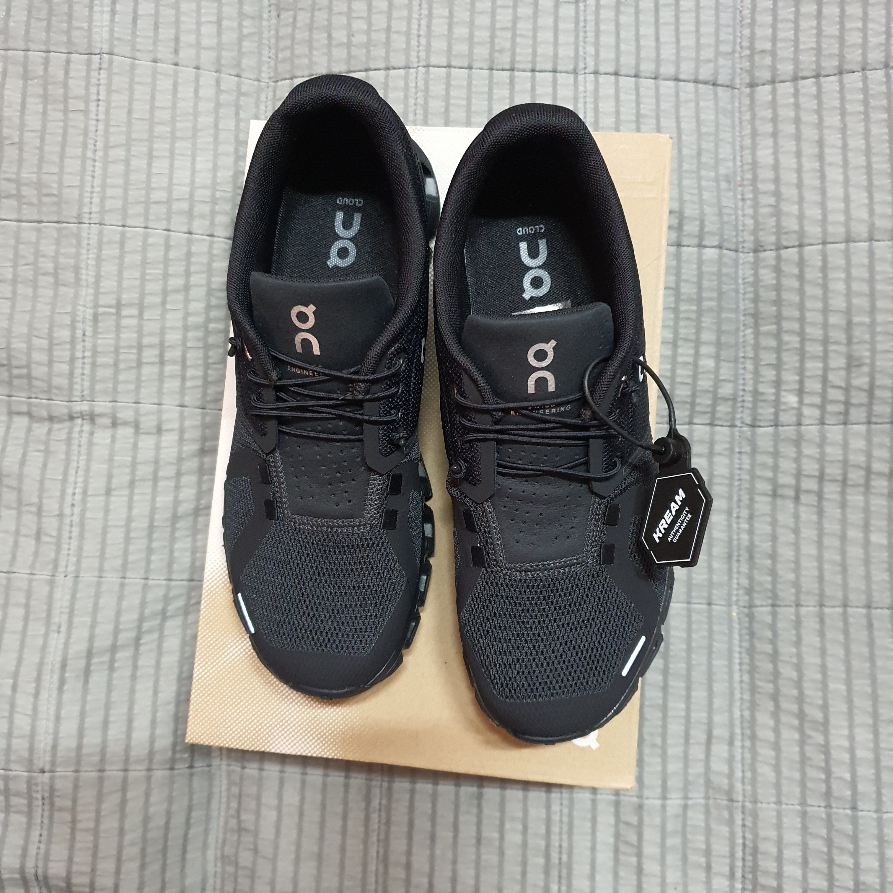 (W) On Running Cloud 5 All Black 착용 스타일 - 1