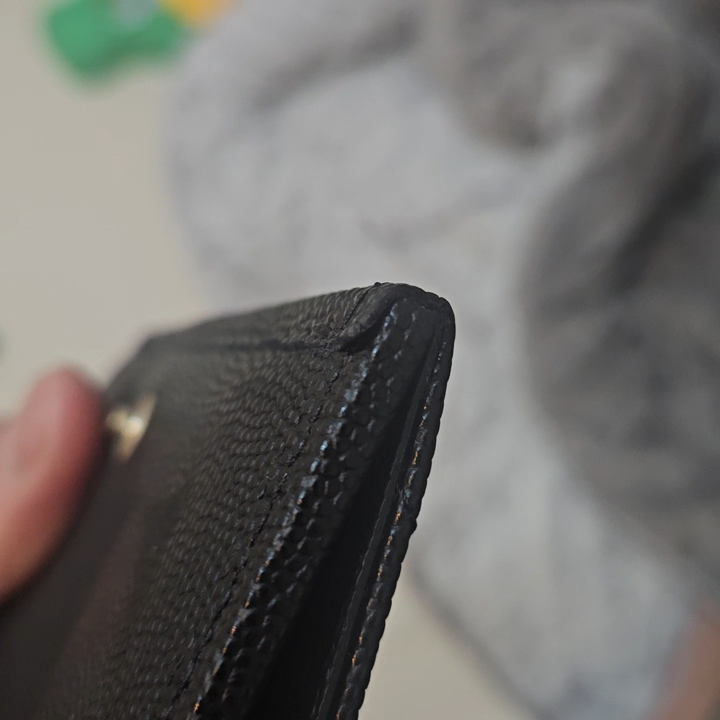 Chanel Classic Small Flap Wallet Grained Shiny Calfskin & Gold Black 착용 스타일 - 2