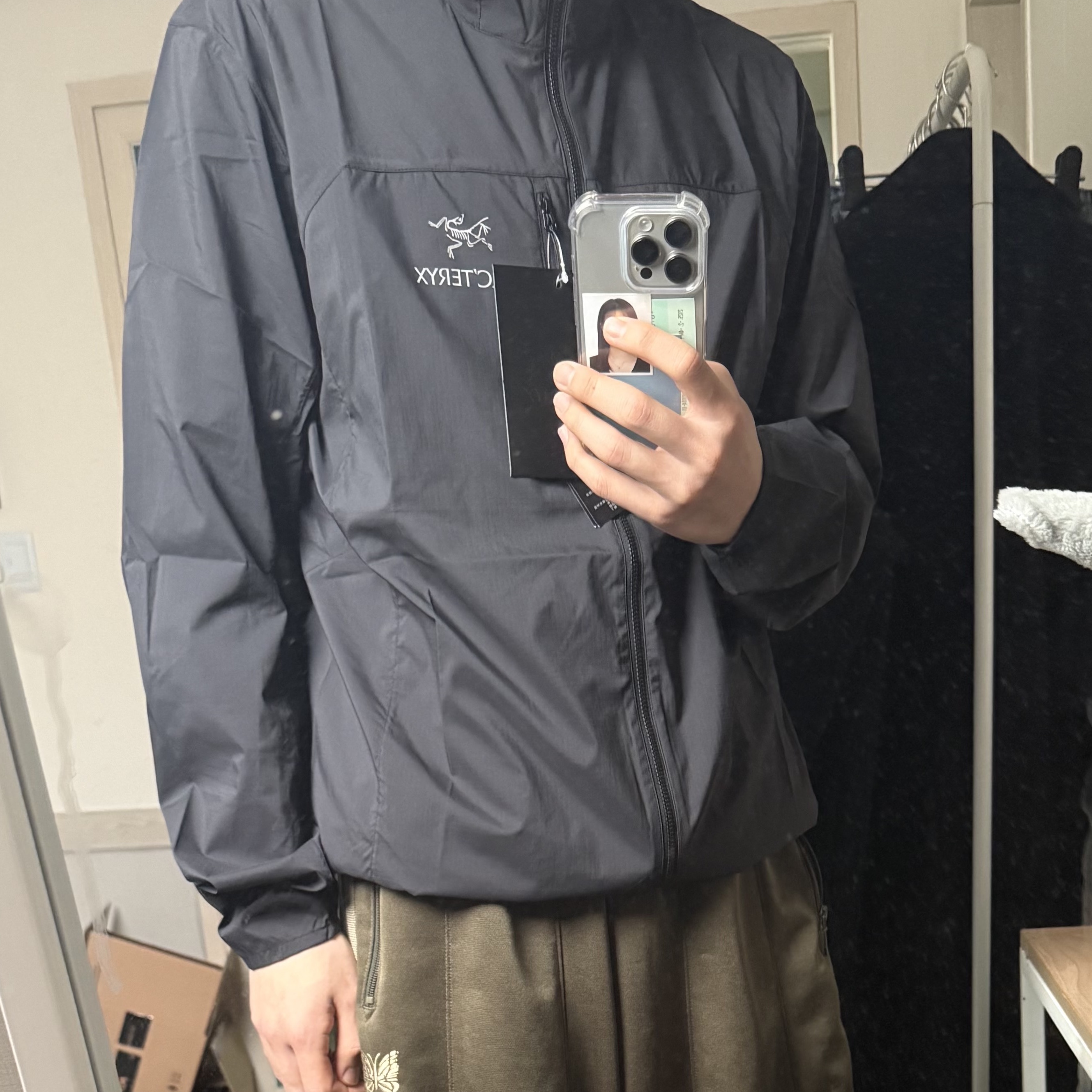 Arc'teryx Squamish Hoody Black, Needles x LHP H.D. Track Pants Poly Smooth Wide Olive 착용 스타일