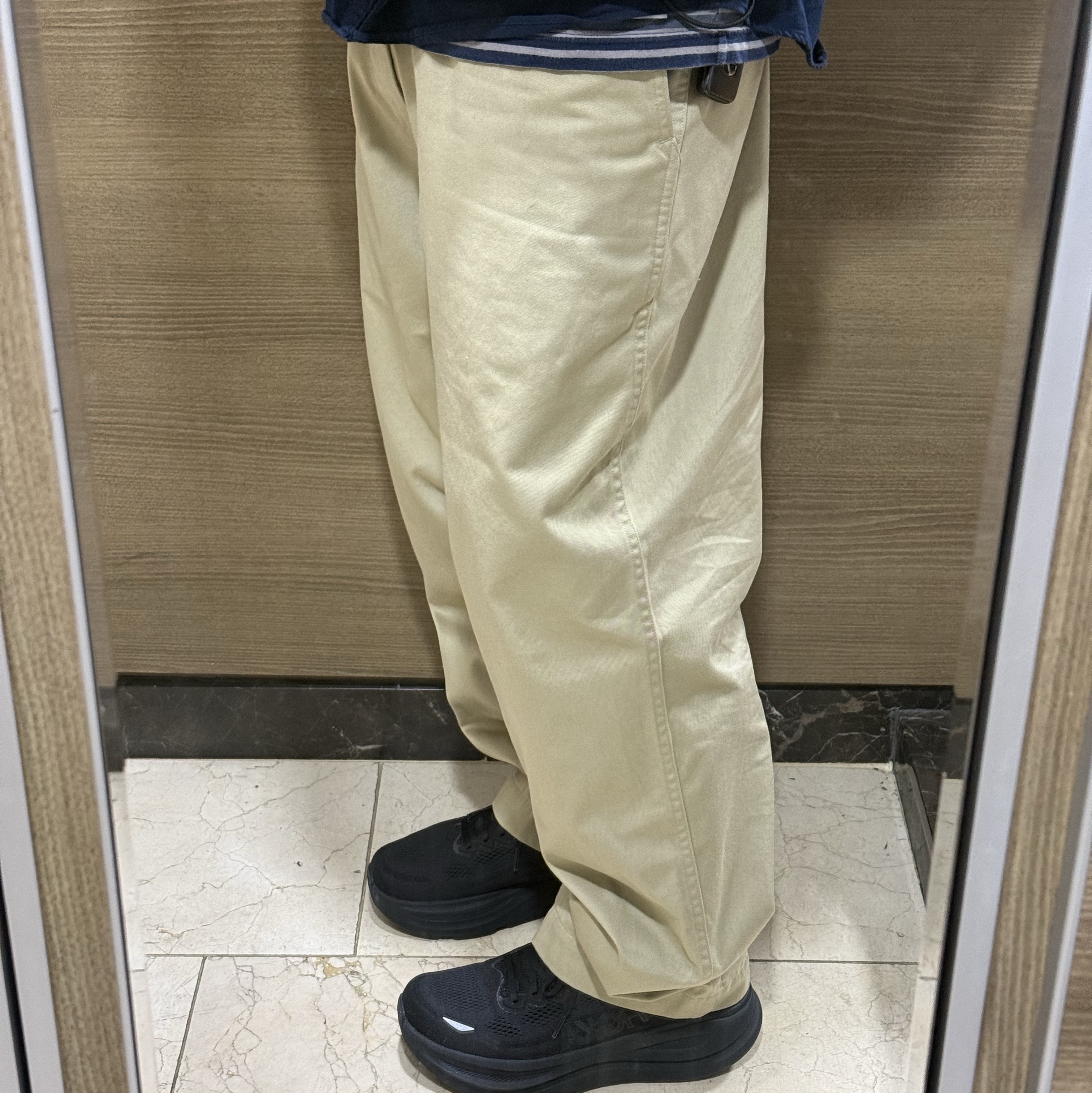 Nanamica Wide Chino Pants Khaki, Hoka Bondi 9 Black - Wide 착용 스타일 - 2