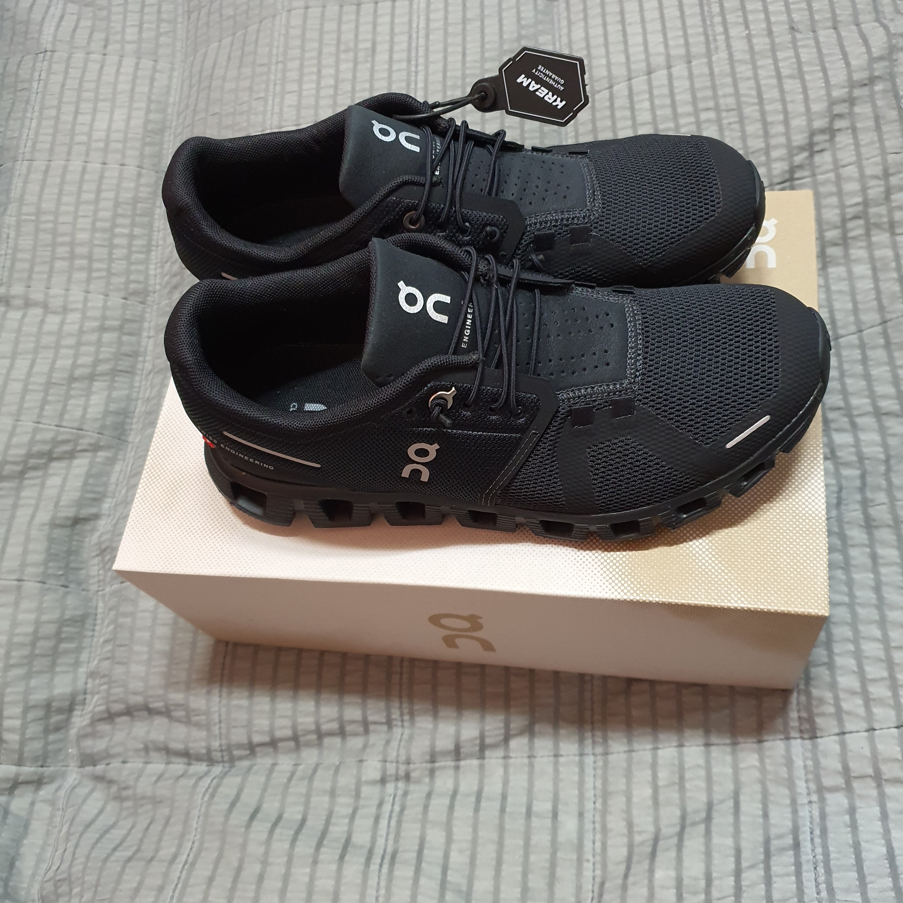 (W) On Running Cloud 5 All Black 착용 스타일 - 2