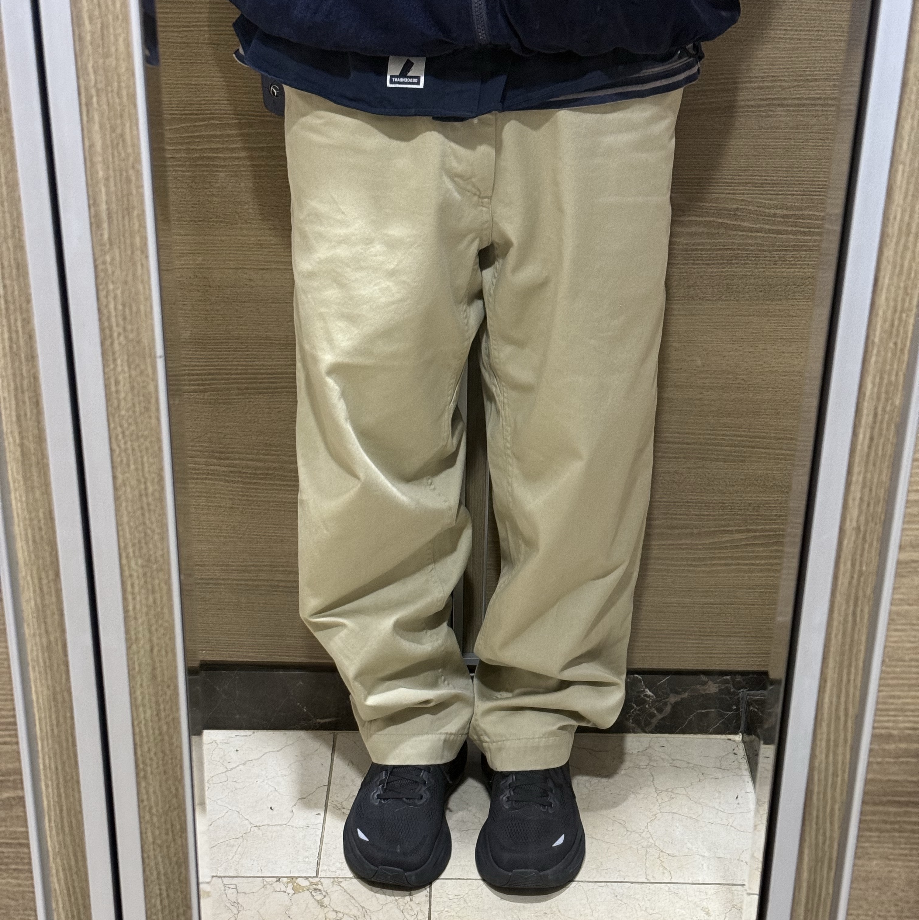 Nanamica Wide Chino Pants Khaki, Hoka Bondi 9 Black - Wide 착용 스타일 - 1