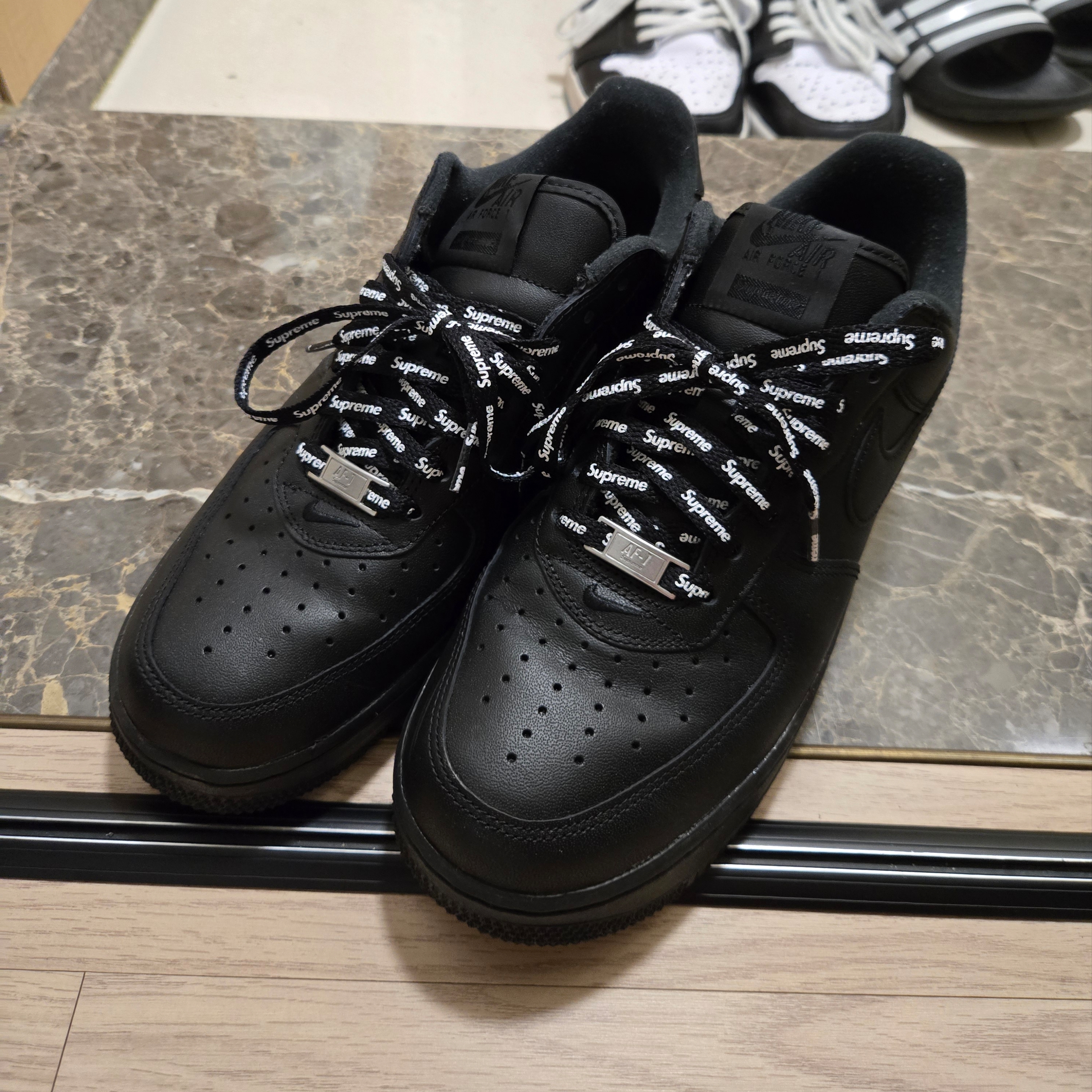 Nike x Supreme Air Force 1 Low Black 착용 스타일