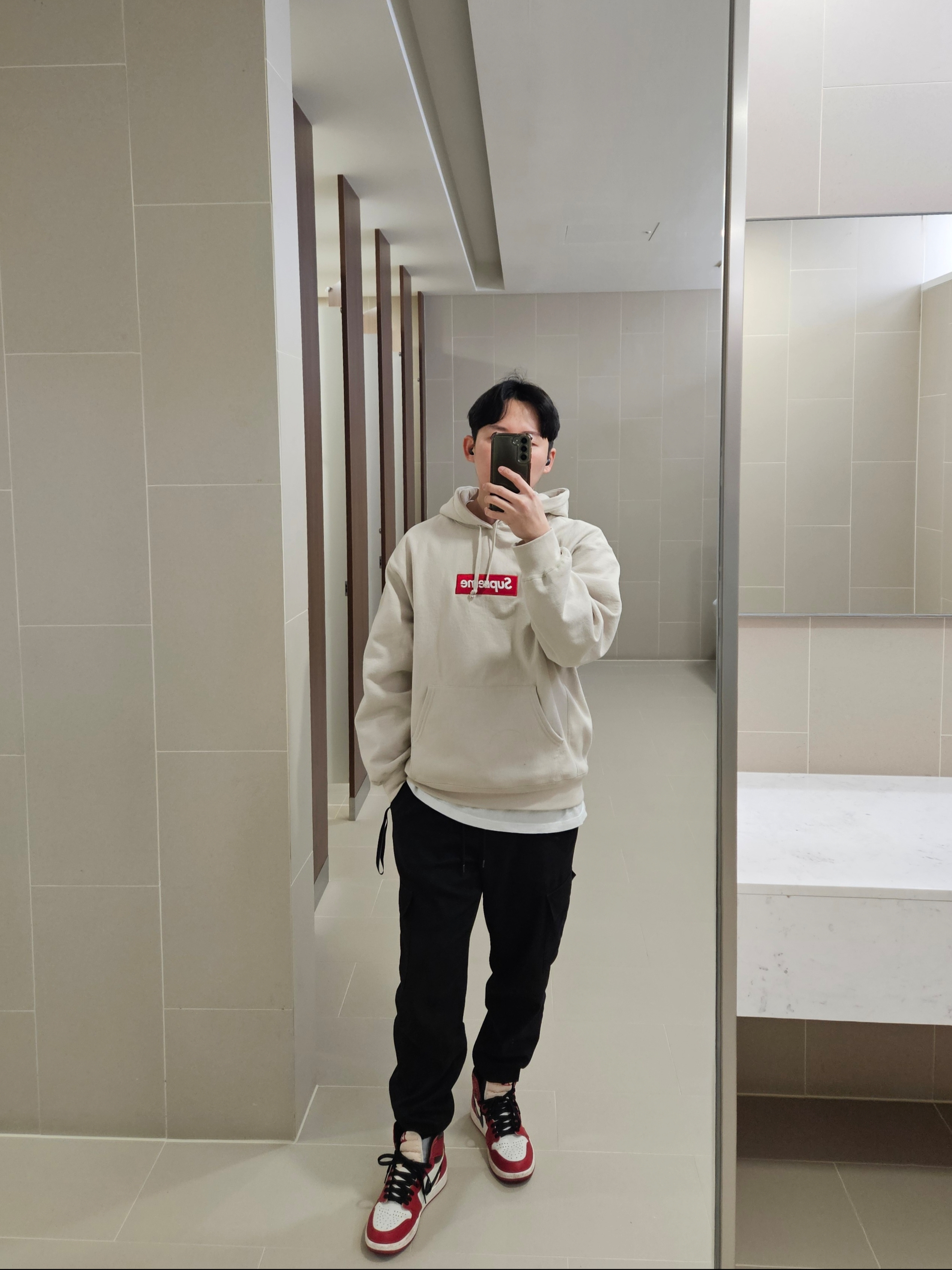 Jordan 1 Retro High OG Chicago 2022, Supreme Box Logo Hooded Sweatshirt Stone - 24FW 착용 스타일