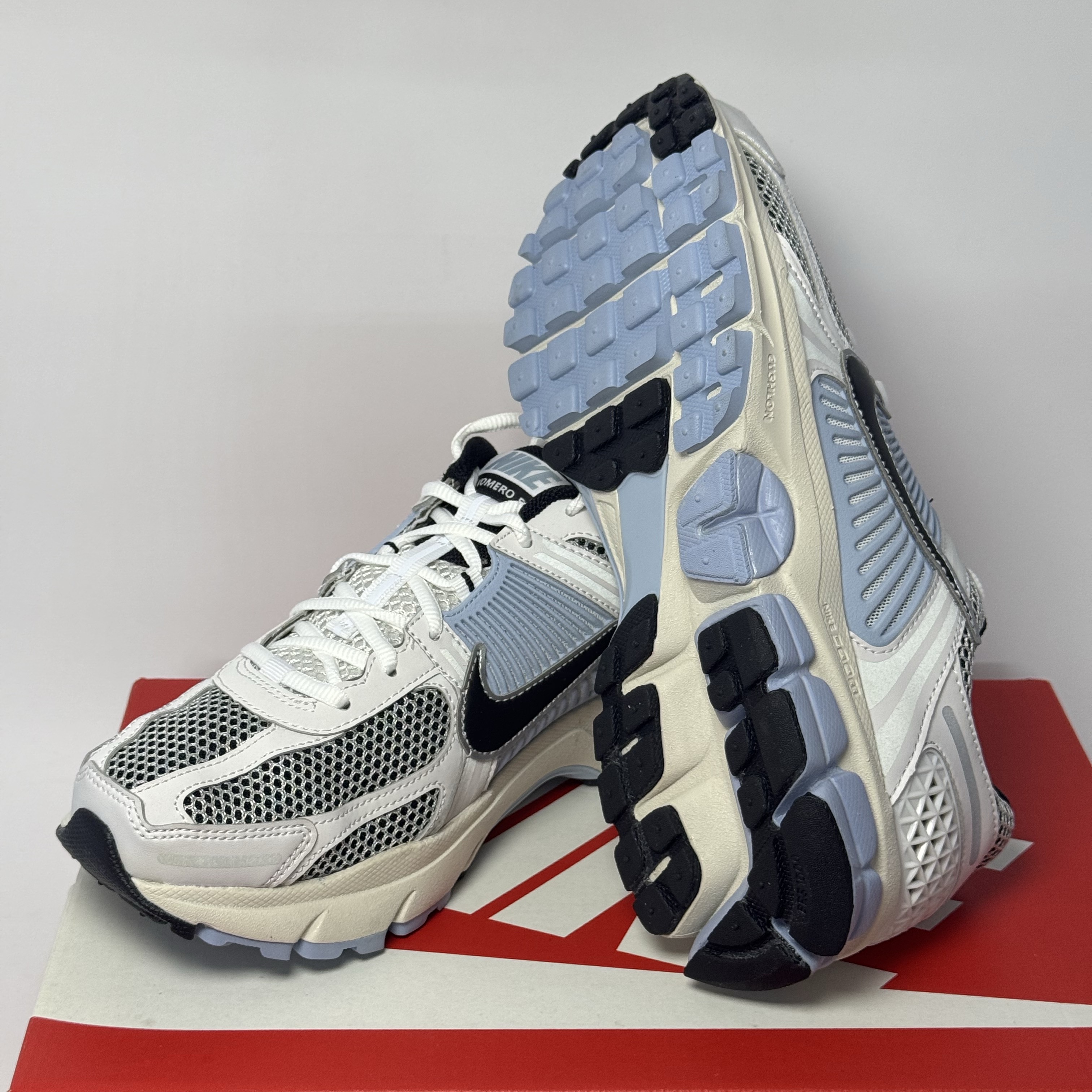 (W) Nike Zoom Vomero 5 Platinum Tint Black 착용 스타일 - 3