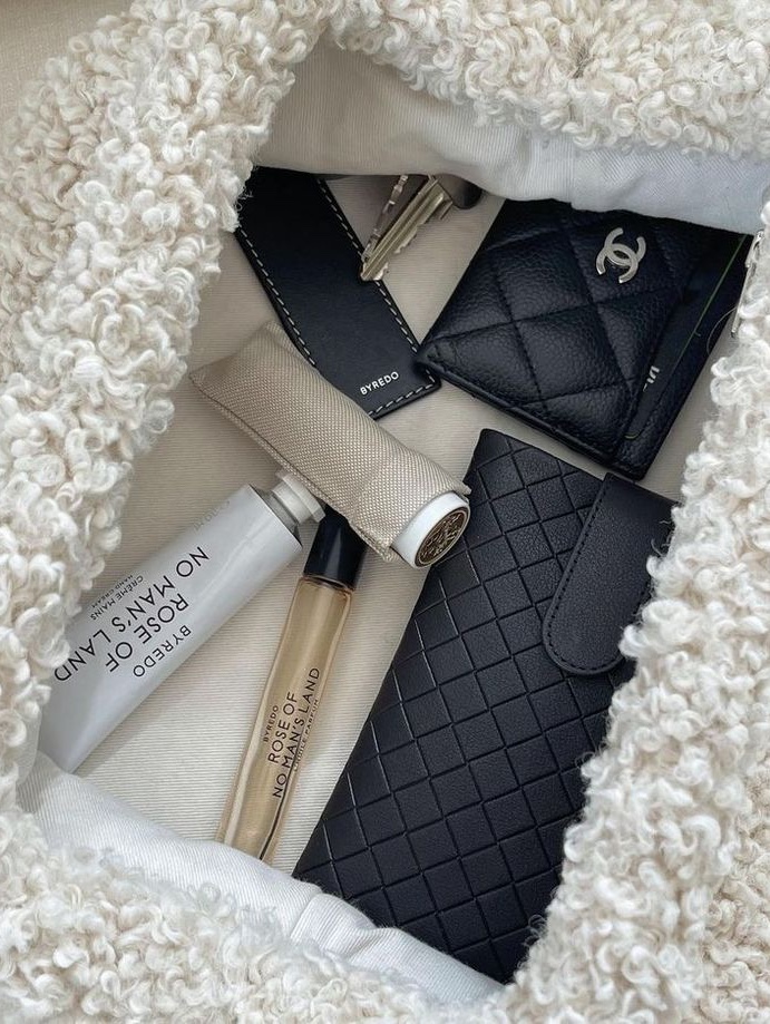 Byredo Rose Of No Man's Land Hand Cream 30ml, Byredo Rose of No Man's Land Roll-on Perfumed Oils 7.5ml 착용 스타일 - 1