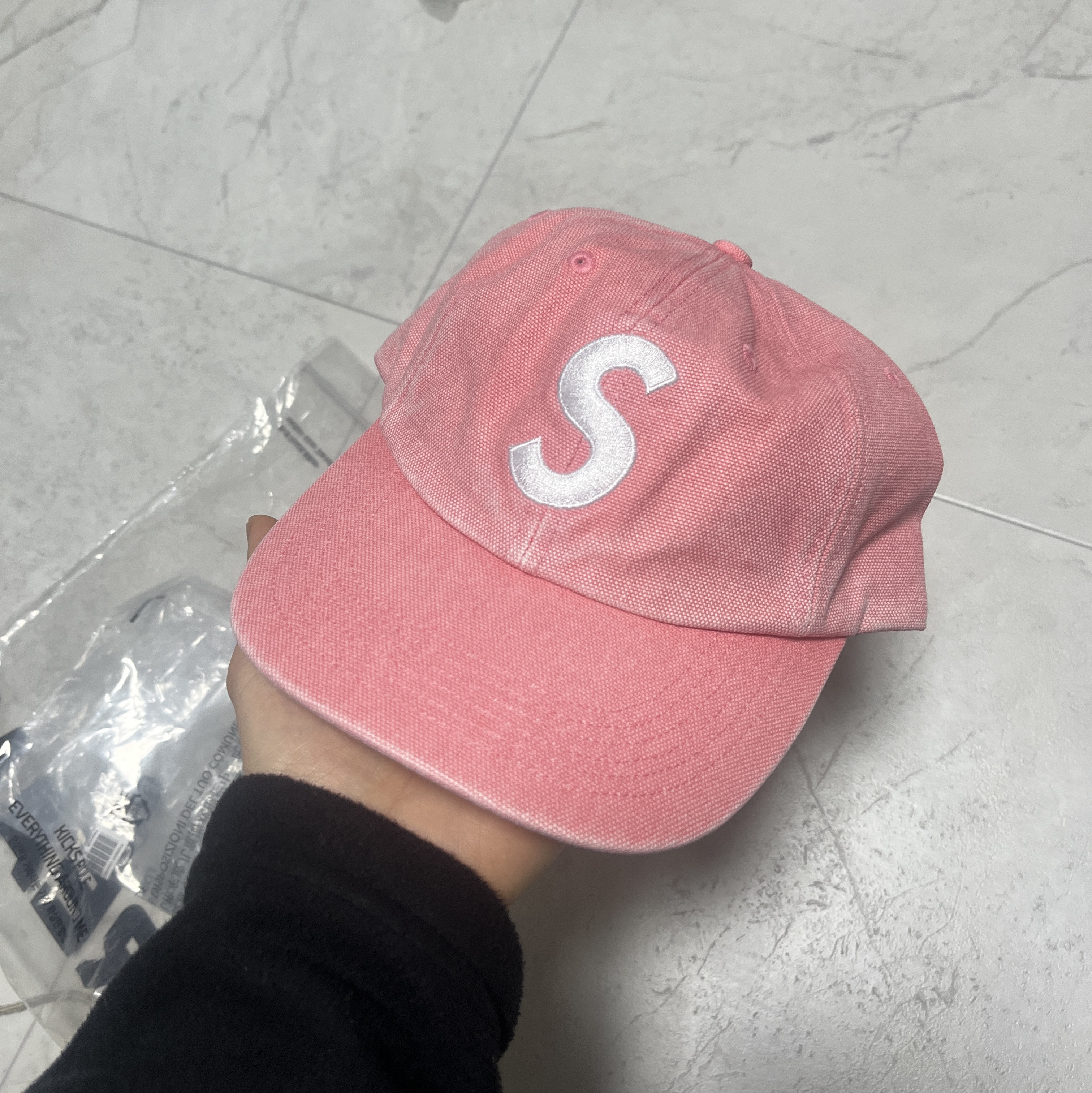 Supreme Pigment S Logo 6-Panel Bright Pink - 24FW 착용 스타일