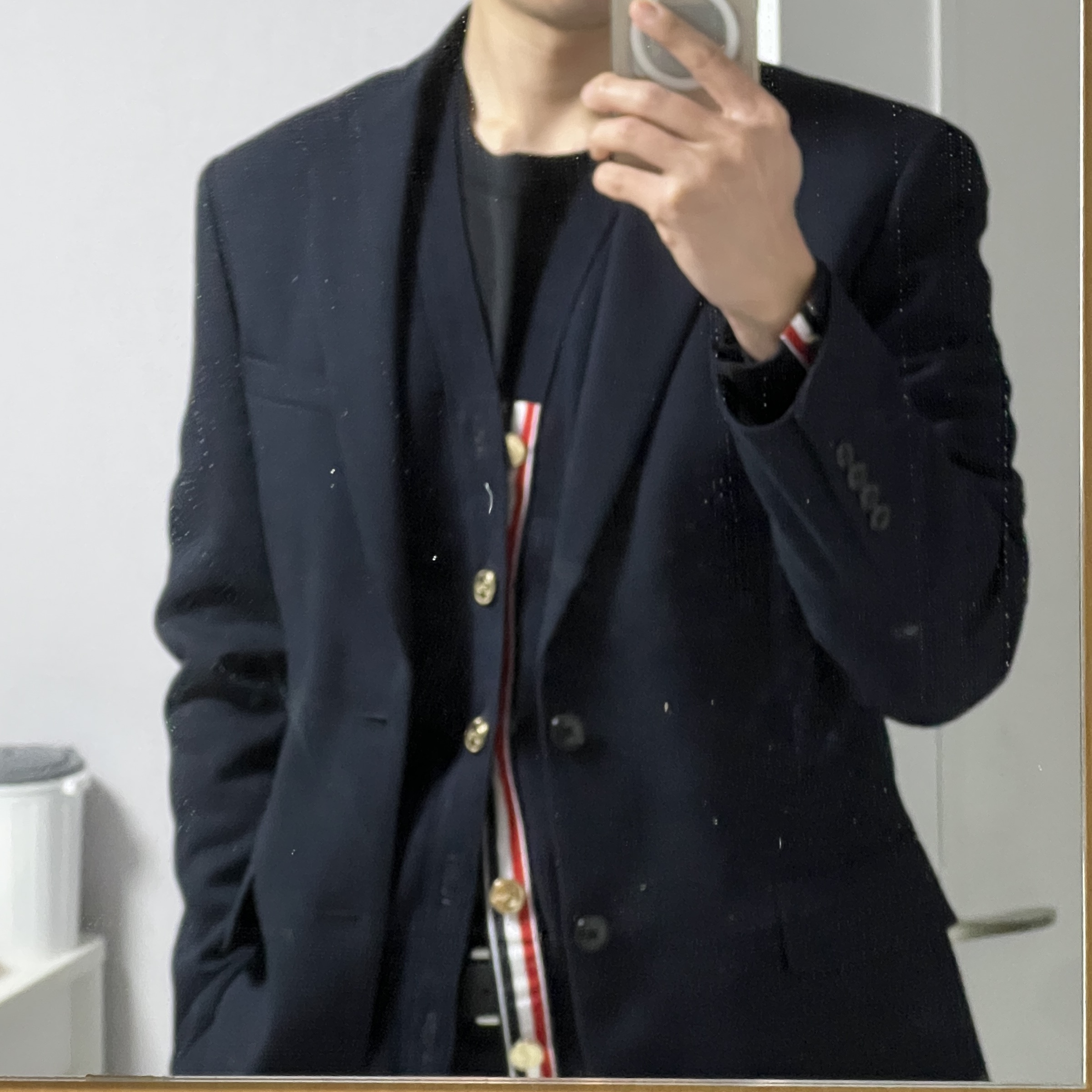 Thom Browne Milano Stitch 4-Bar Cardigan Navy 착용 스타일 - 3
