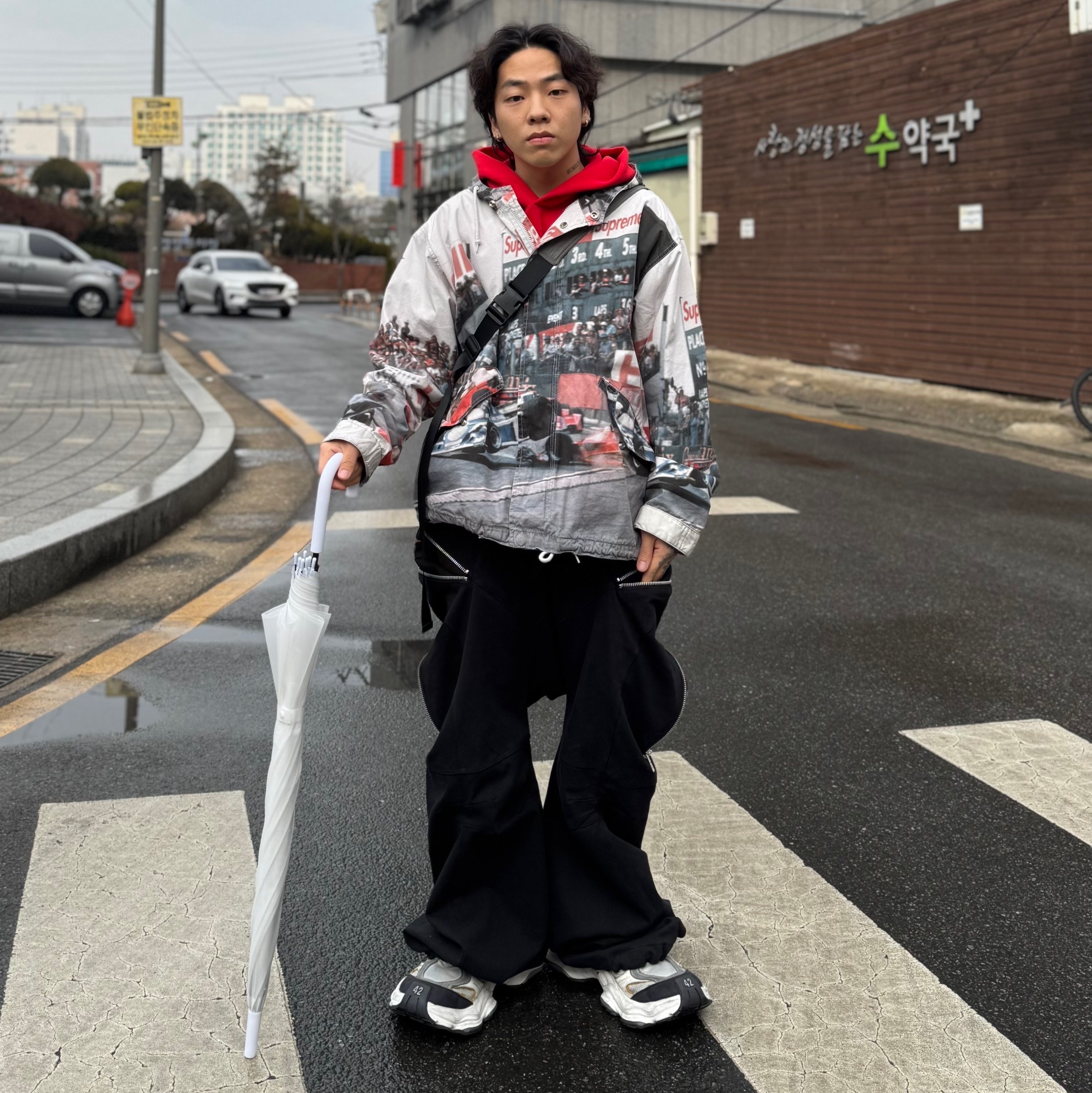 발렌시아가 카고 스니커즈 화이트 그레이 착용 스타일 - 2