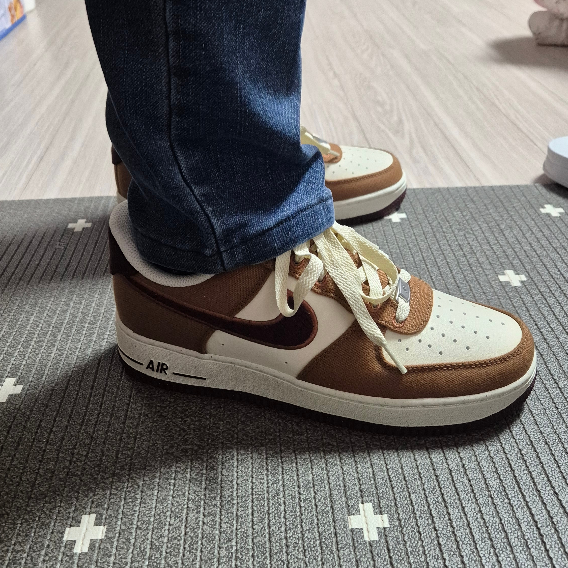 Nike Air Force 1 '07 LV8 Light British Tan Coconut Milk 착용 스타일