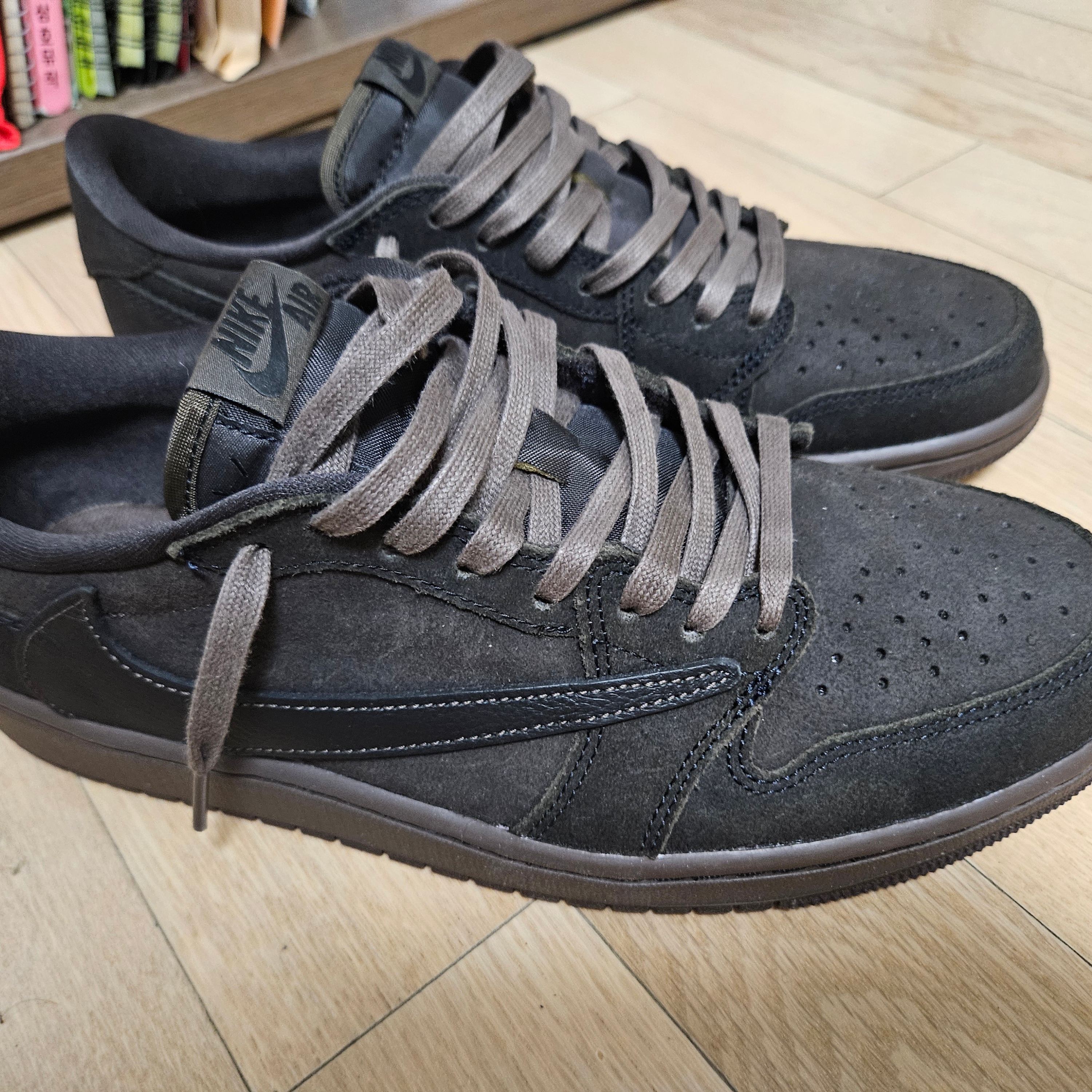 Jordan 1 x Travis Scott Retro Low OG SP Velvet Brown and Dark Mocha 착용 스타일 - 2