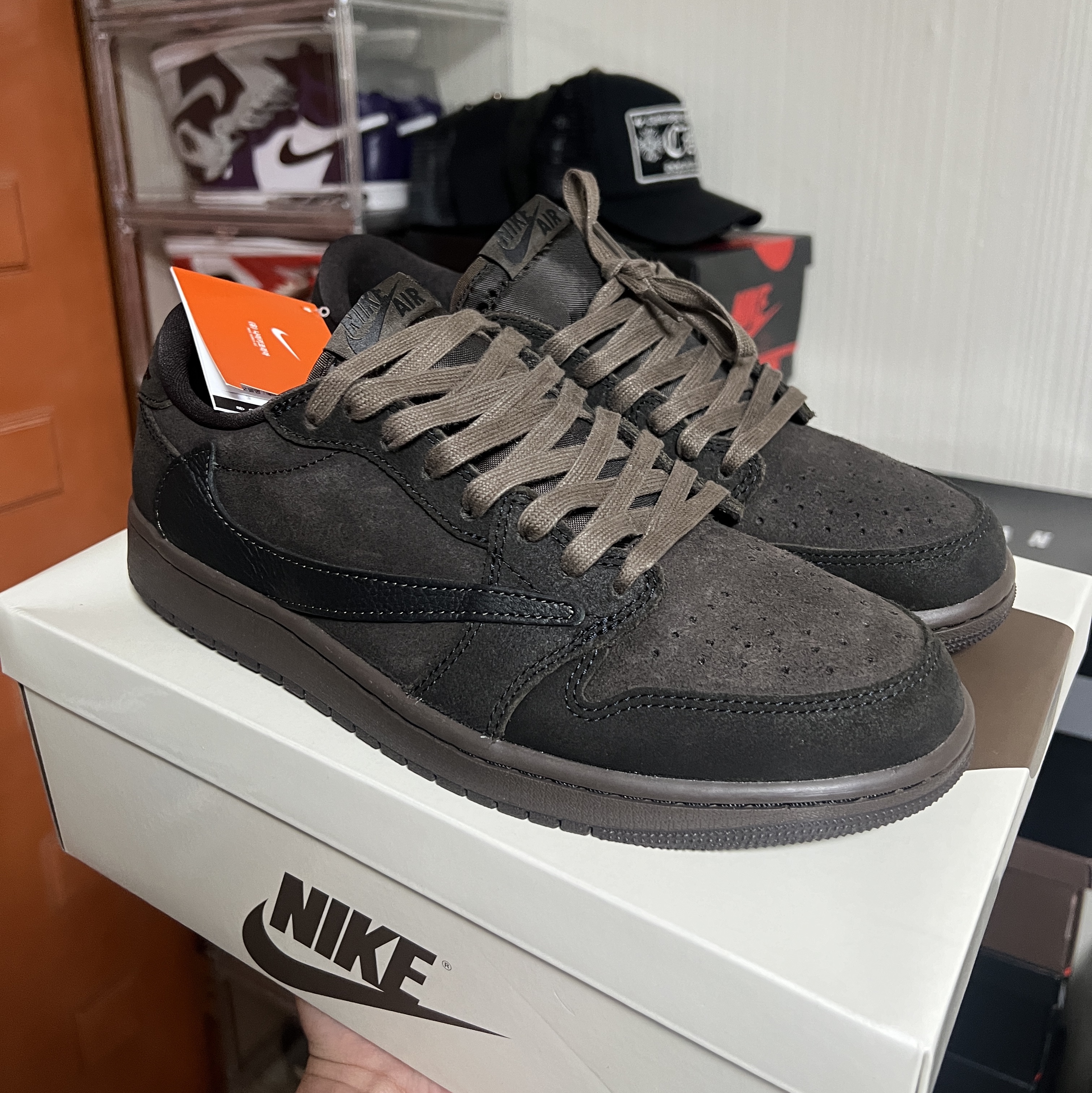 Jordan 1 x Travis Scott Retro Low OG SP Velvet Brown and Dark Mocha 착용 스타일