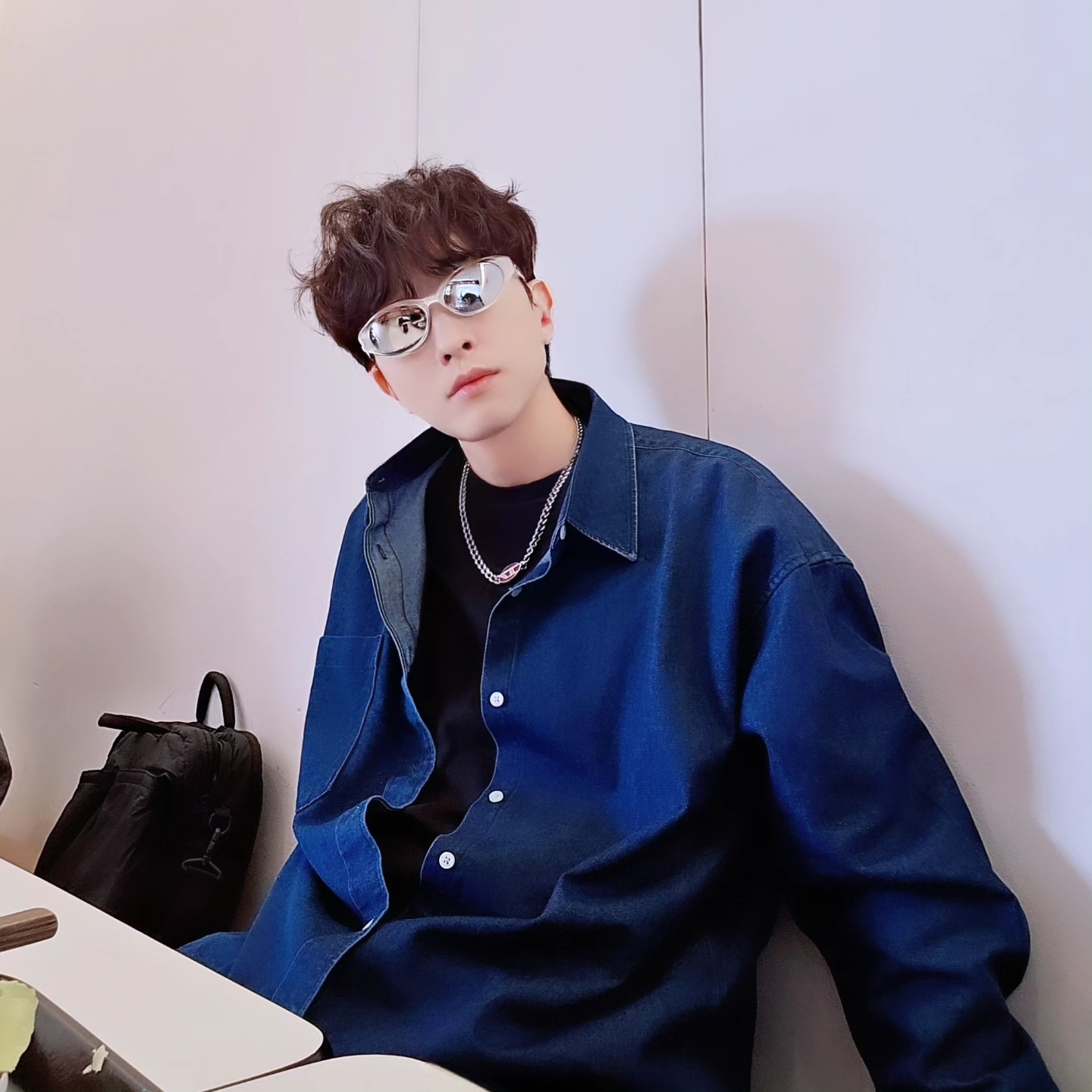 디젤 Dx1446 레드 에나멜 스테인리스 스틸 체인 네클리스 실버, 뉴발란스 740v2 화이트 실버 메탈릭 착용 스타일 - 8