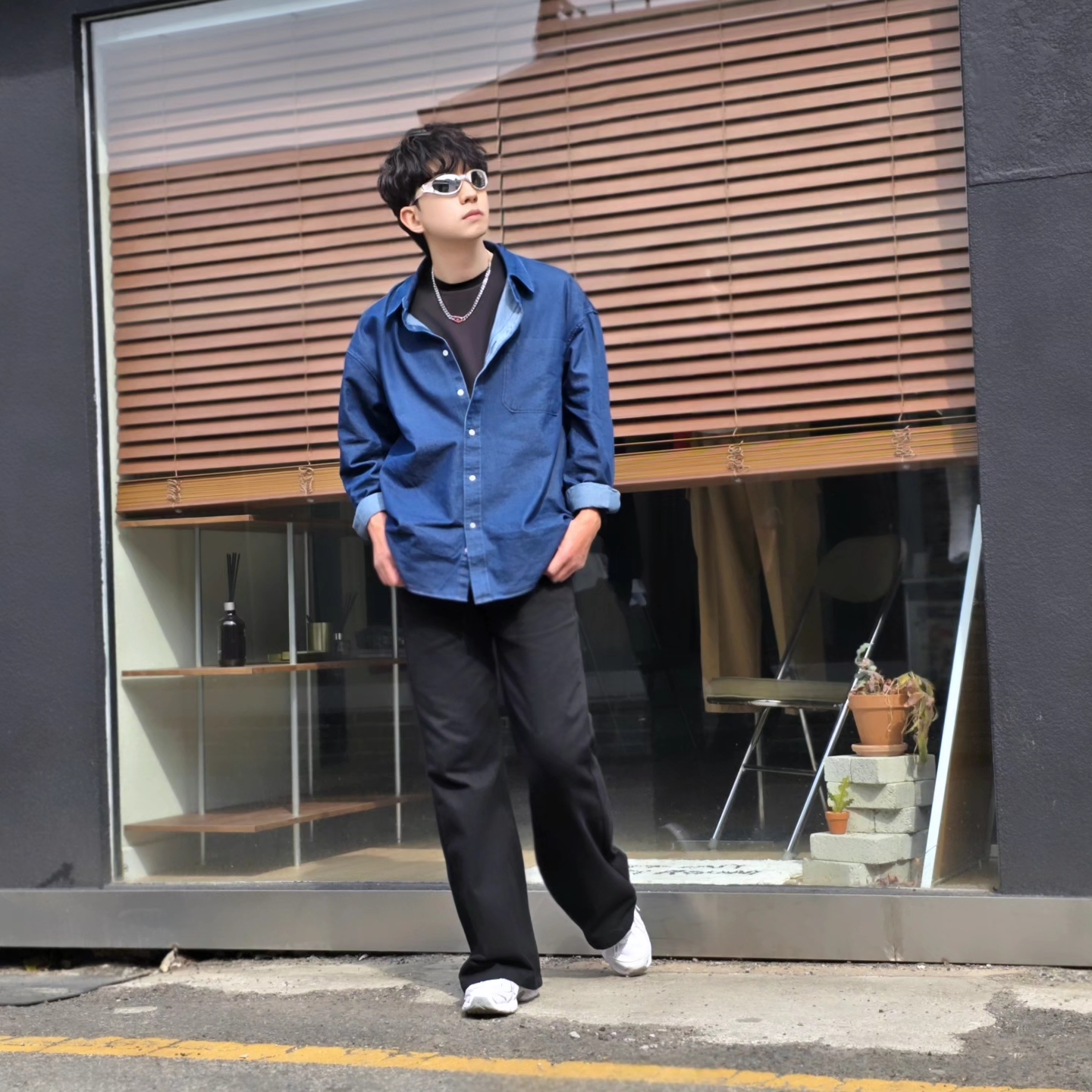 디젤 Dx1446 레드 에나멜 스테인리스 스틸 체인 네클리스 실버, 뉴발란스 740v2 화이트 실버 메탈릭 착용 스타일 - 1