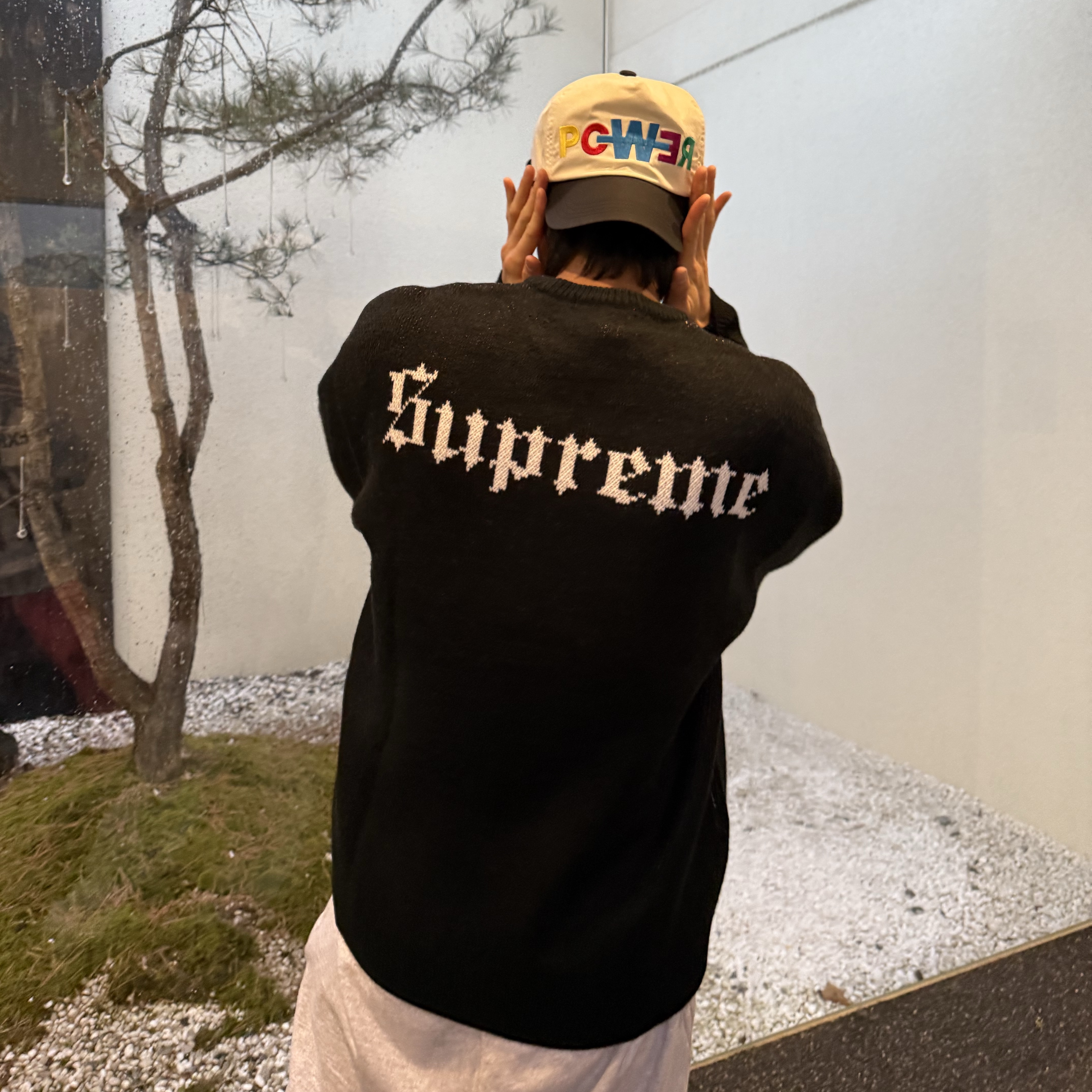 Supreme Snow White Sweater Black - 24FW 착용 스타일 - 1