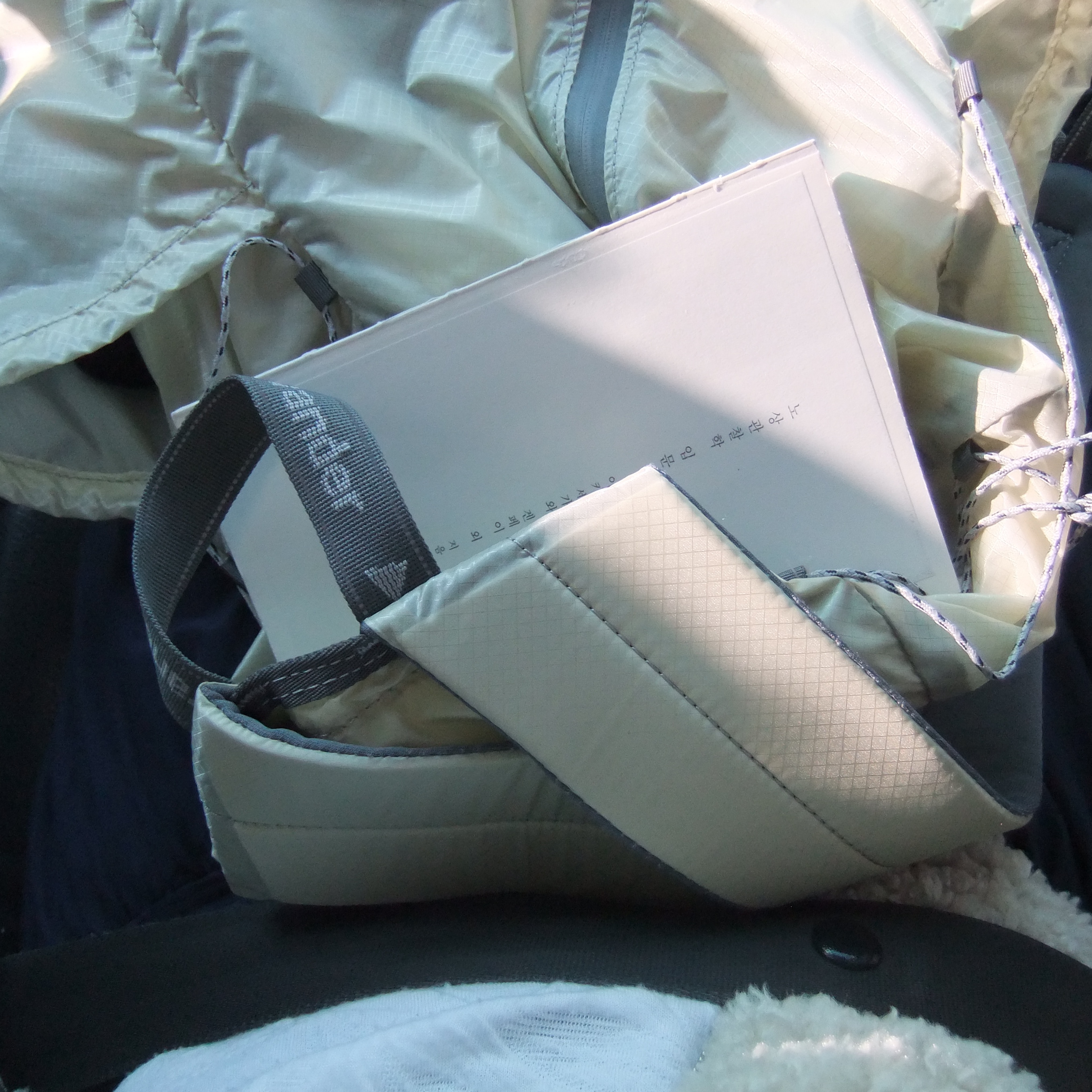 And Wander Sil Daypack Off White 착용 스타일