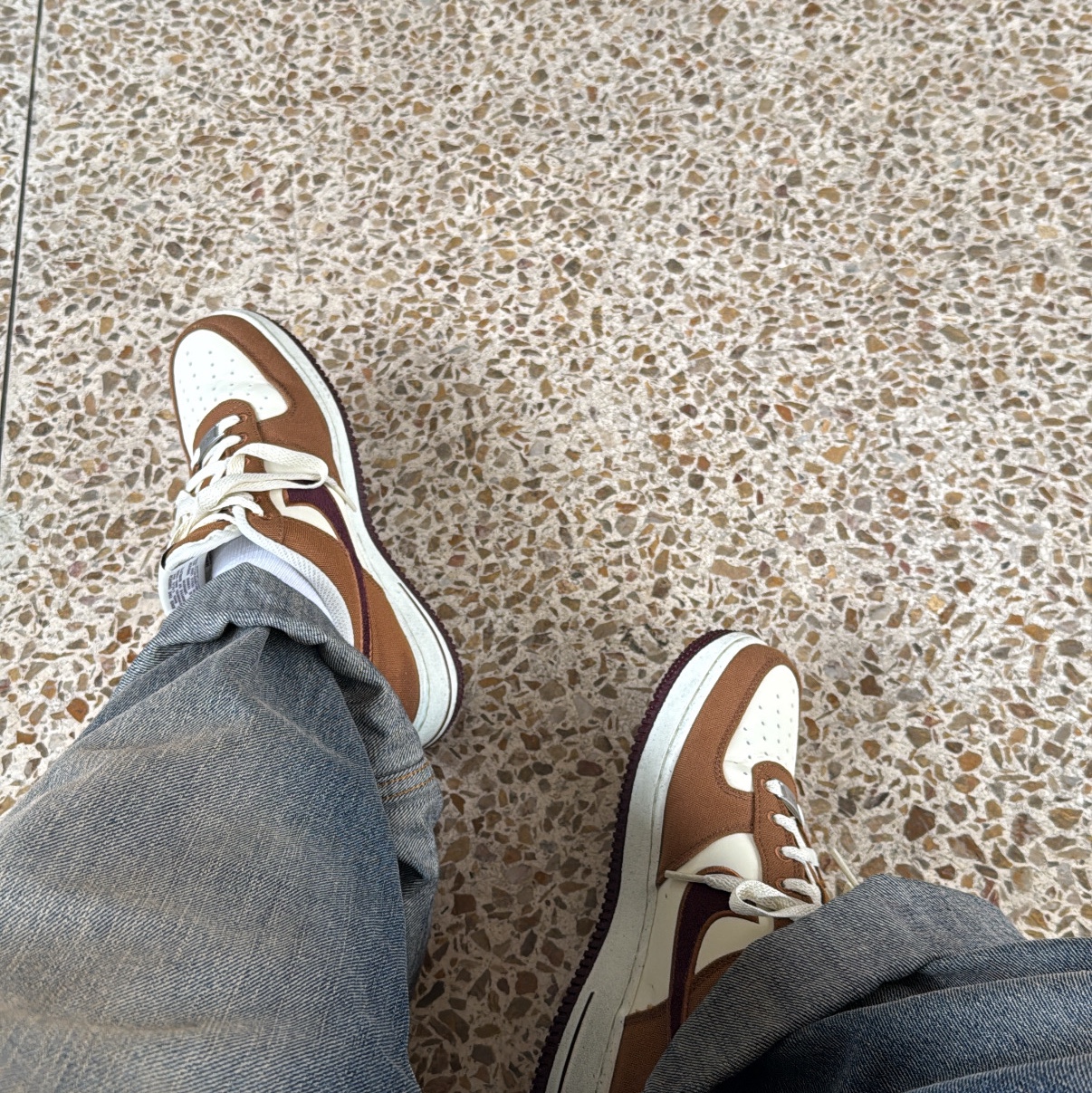 Nike Air Force 1 '07 LV8 Light British Tan Coconut Milk 착용 스타일
