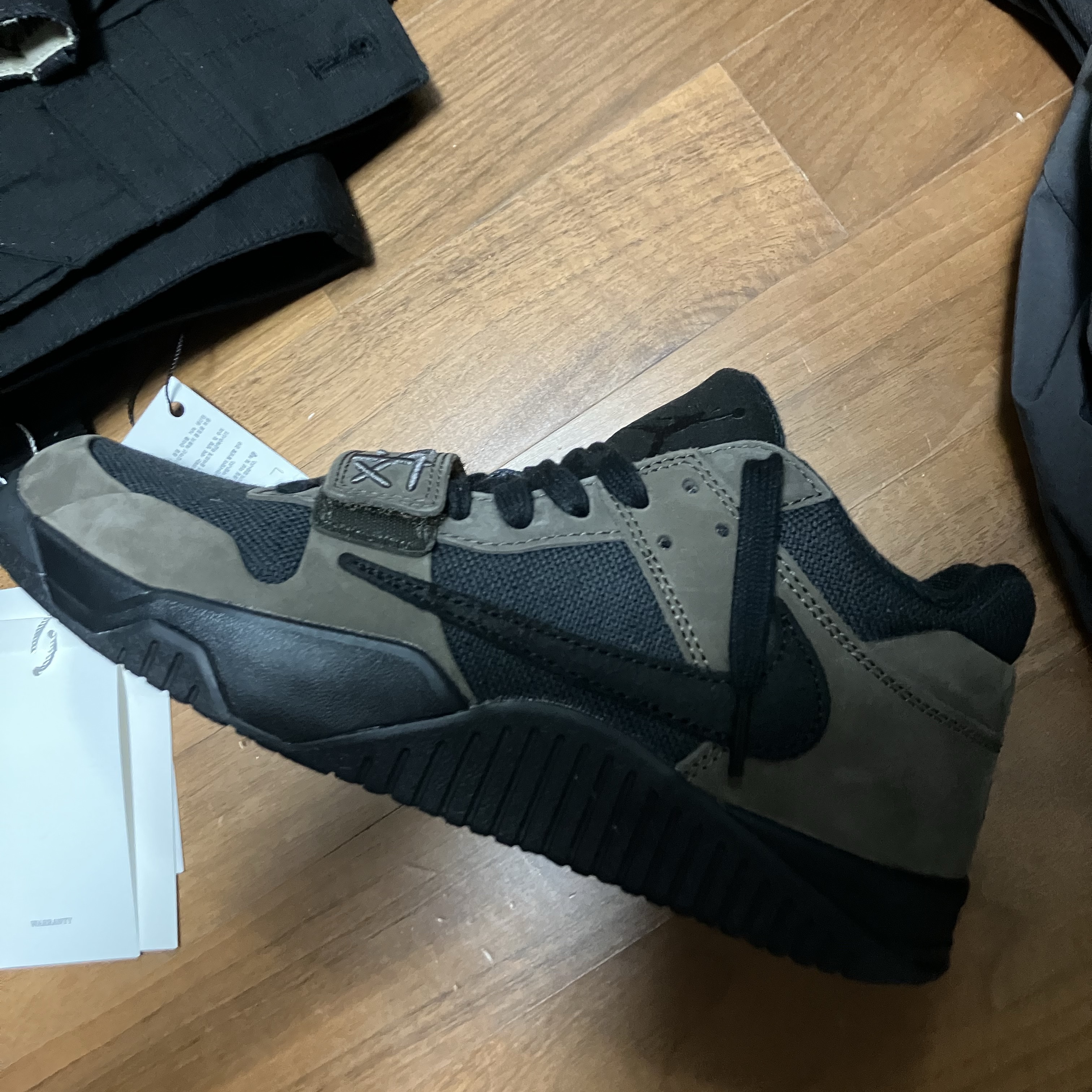 Jordan x Travis Scott Jumpman Jack TR Black and Dark Mocha 착용 스타일