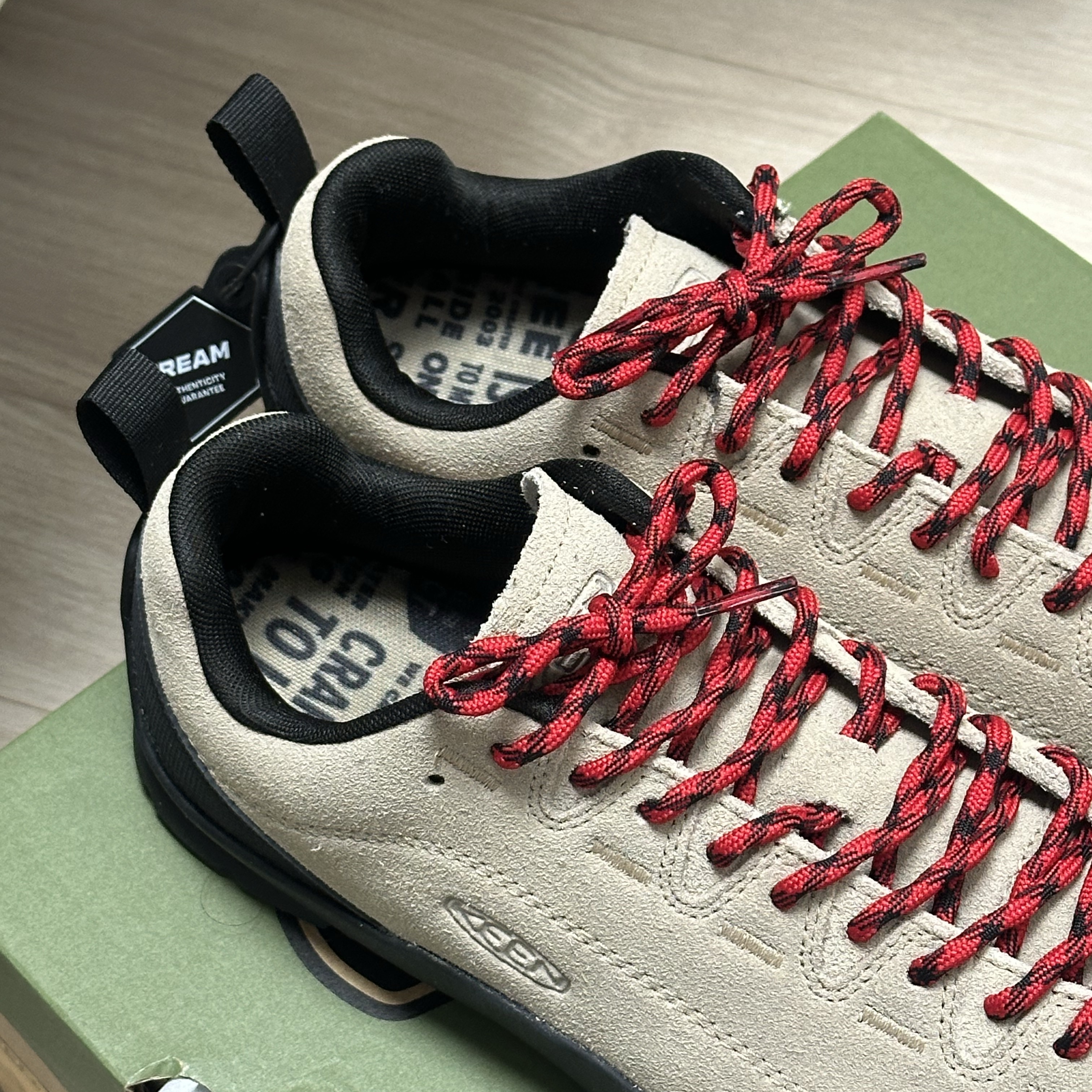(W) Keen Jasper Suede Sneakers Silver Mink 착용 스타일