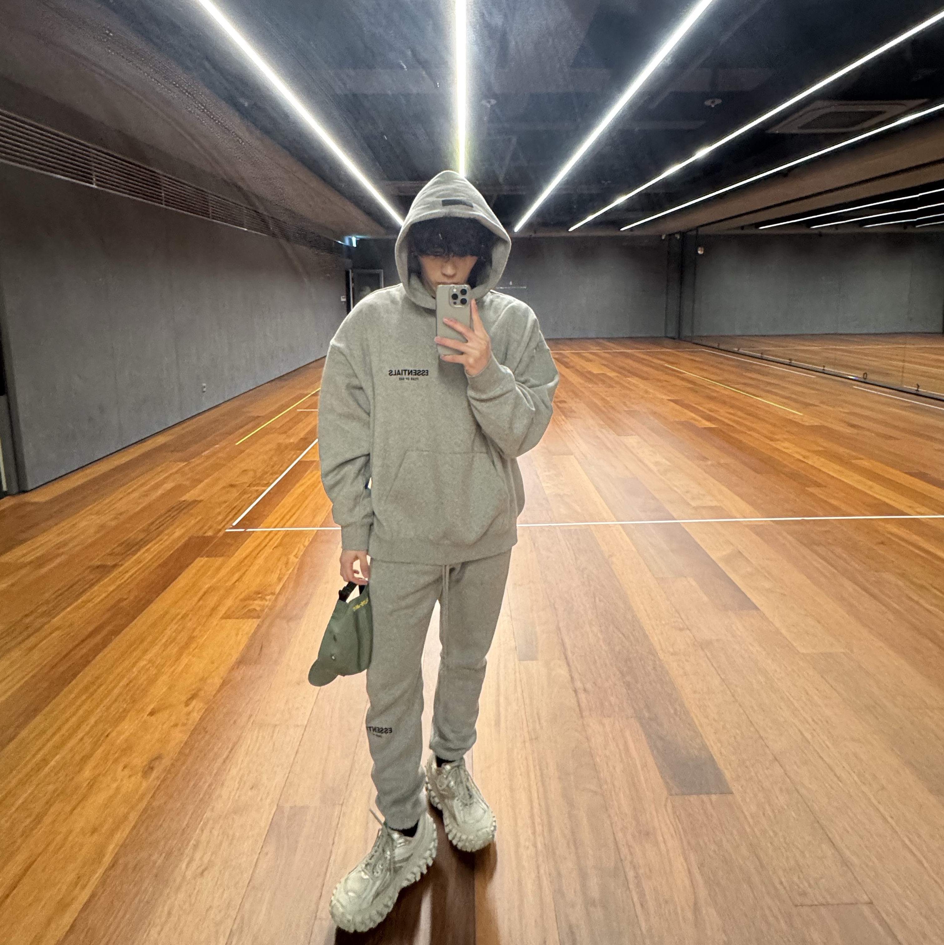 Essentials The Core Collection Hoodie Dark Oatmeal, Essentials The Core Collection Sweatpants Dark Oatmeal 착용 스타일