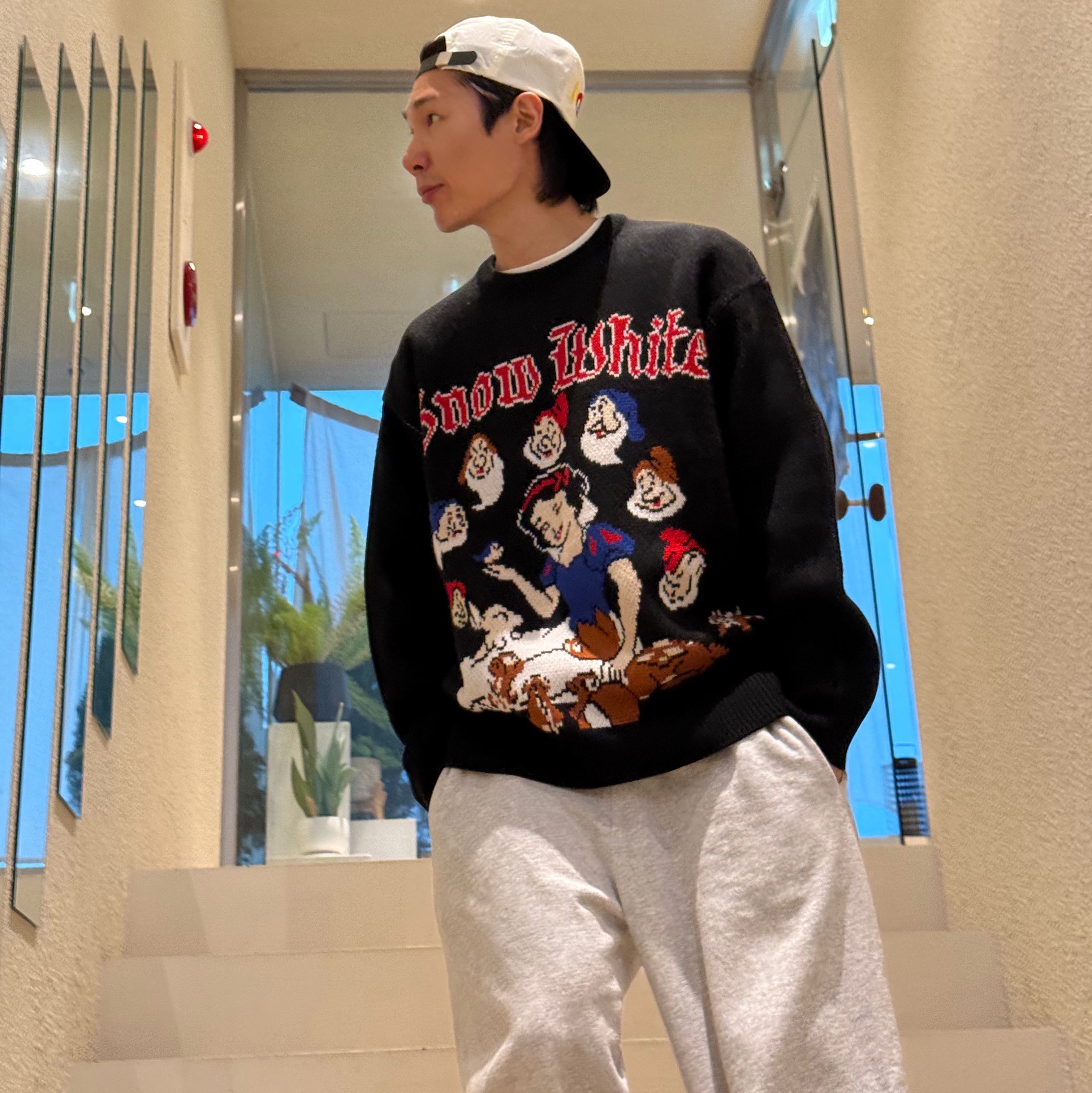 Supreme Snow White Sweater Black - 24FW 착용 스타일 - 3