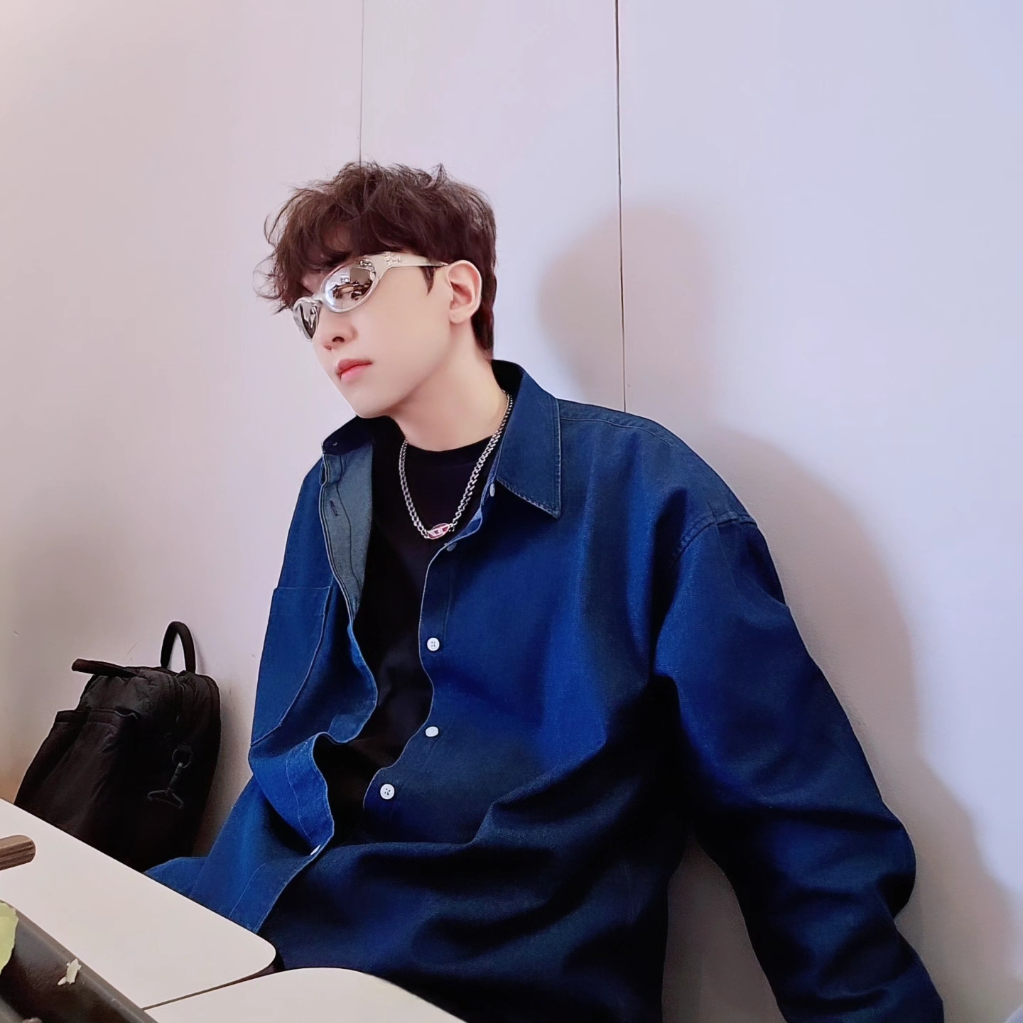 디젤 Dx1446 레드 에나멜 스테인리스 스틸 체인 네클리스 실버, 뉴발란스 740v2 화이트 실버 메탈릭 착용 스타일 - 6