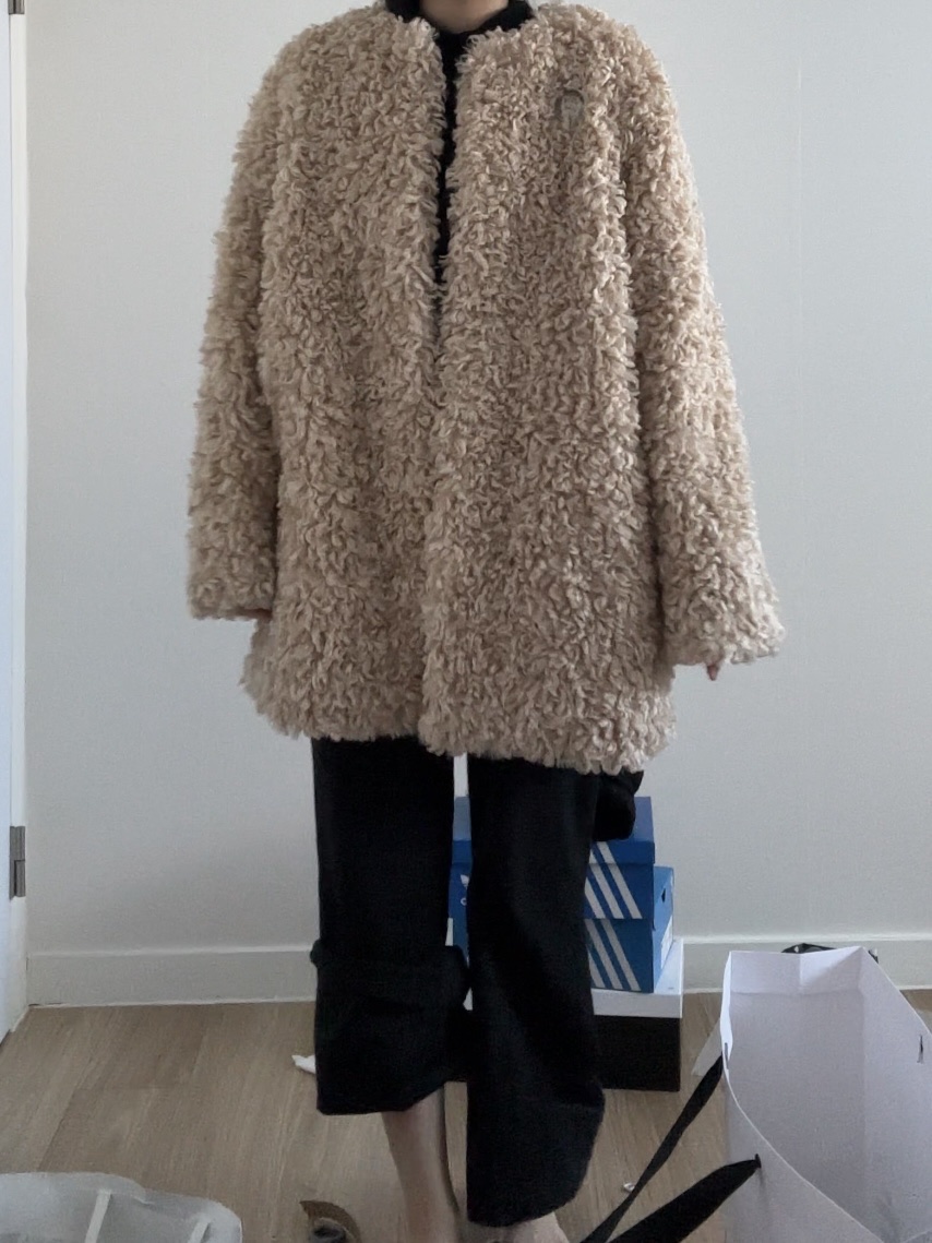 Yunse Women Eco Fur Coat Black 착용 스타일 - 1