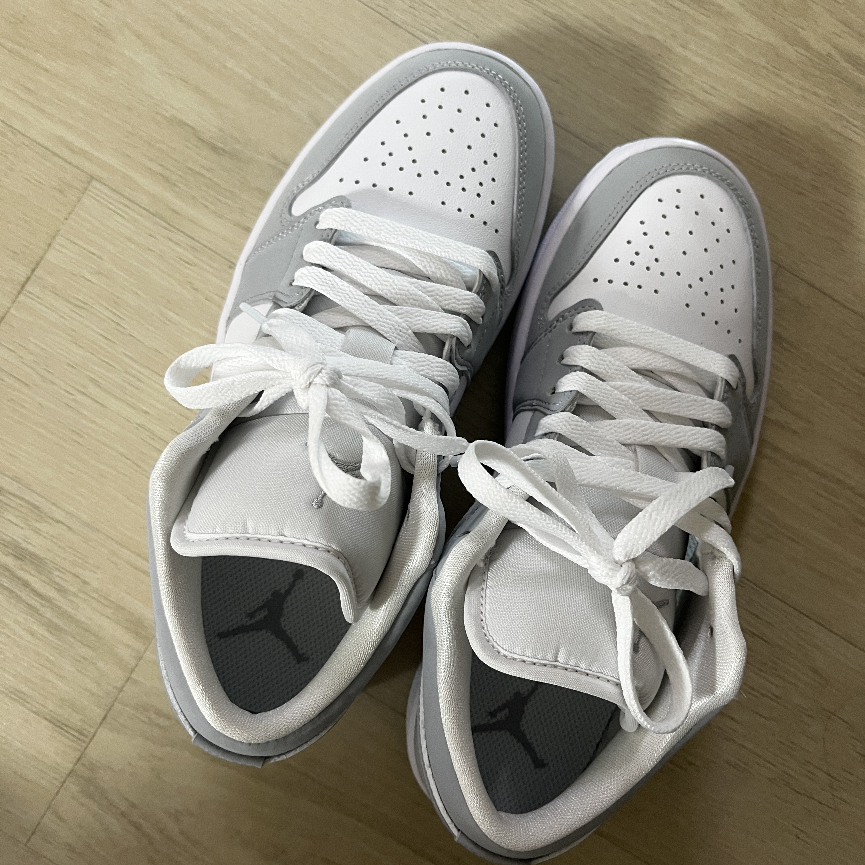 (W) Jordan 1 Low White Wolf Grey 착용 스타일 - 1