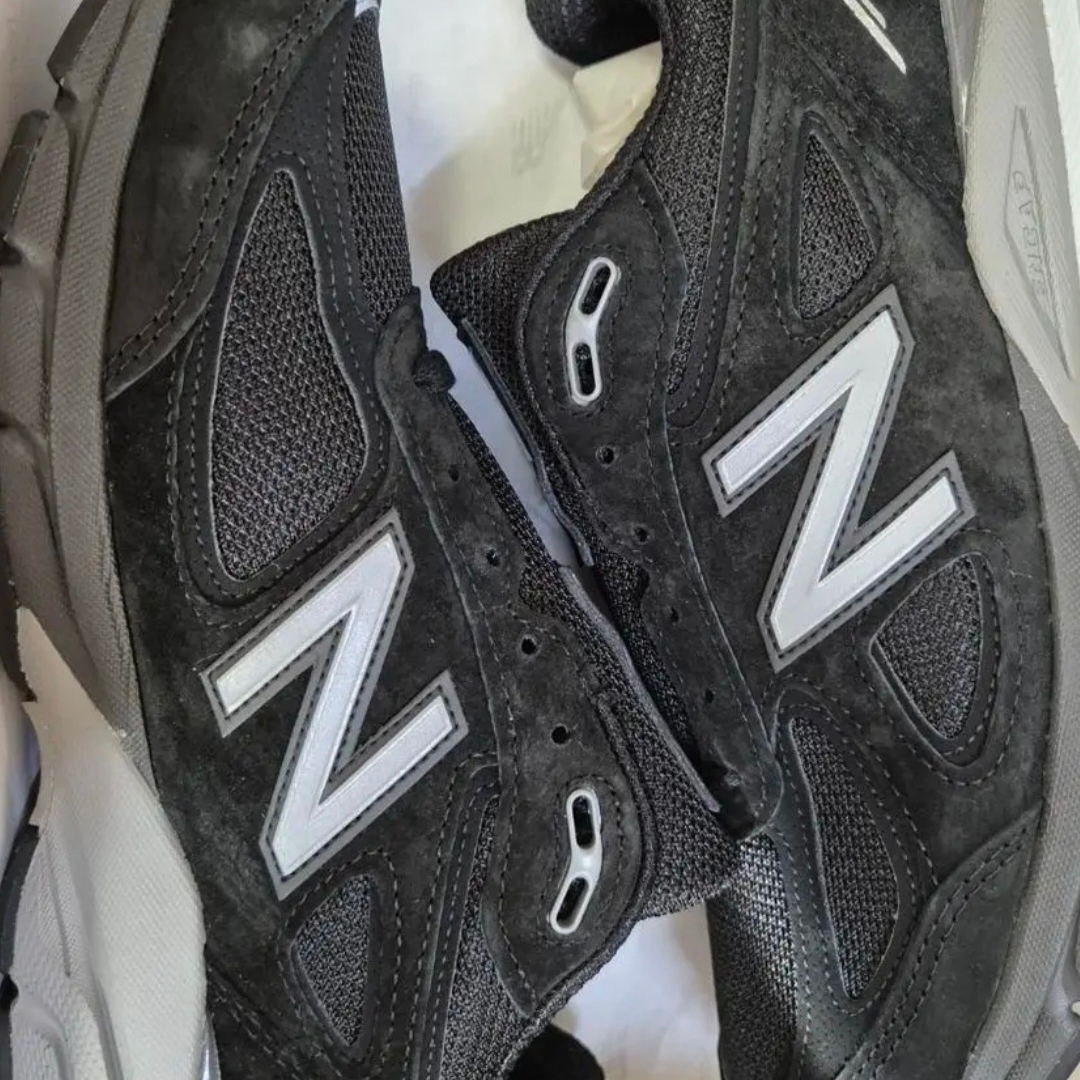 New Balance 990v4 Made in USA Black Silver 착용 스타일 - 2