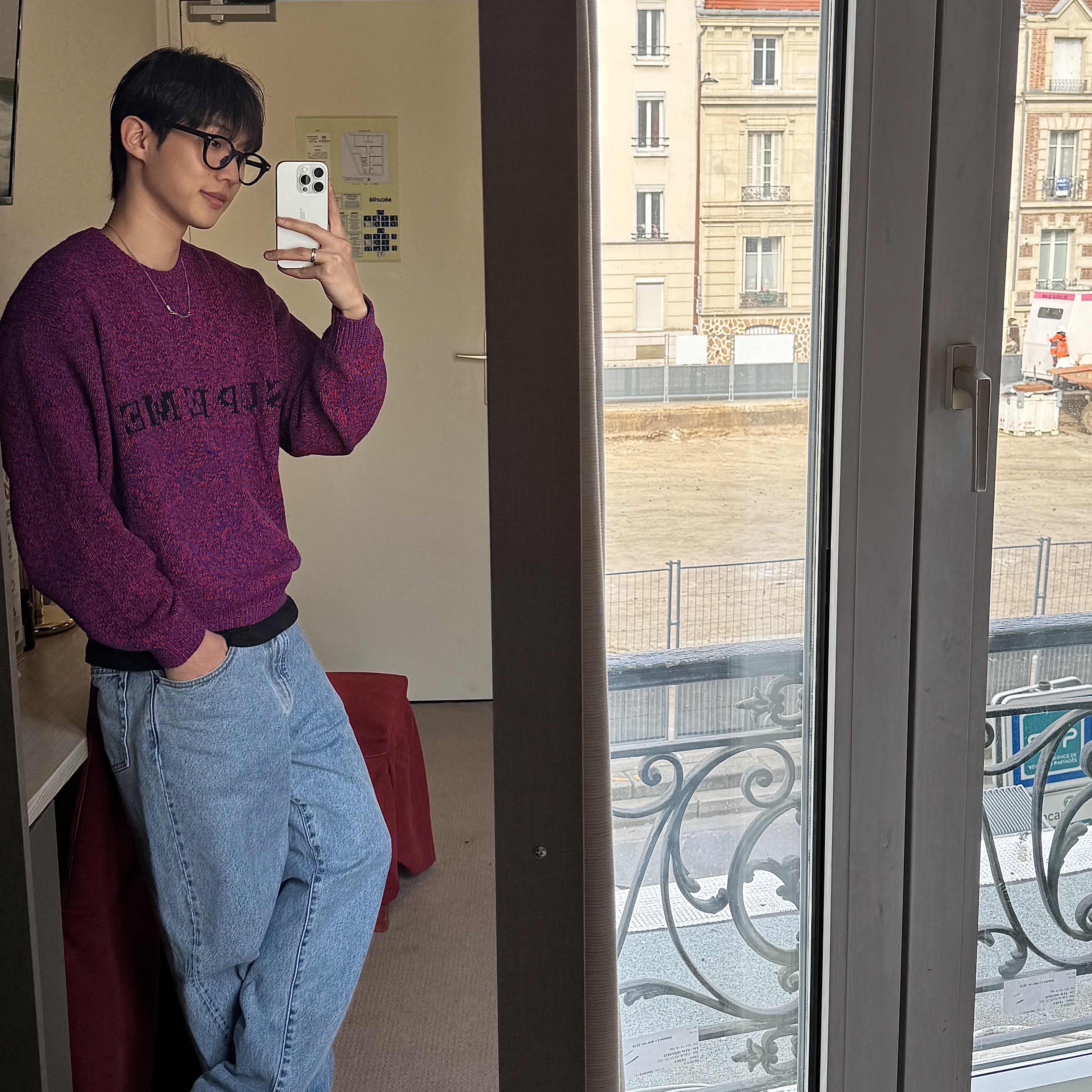 Supreme Baggy Jean Washed Indigo - 25SS, Supreme Contrast Logo Sweater Red Melange - 25SS 착용 스타일 - 1