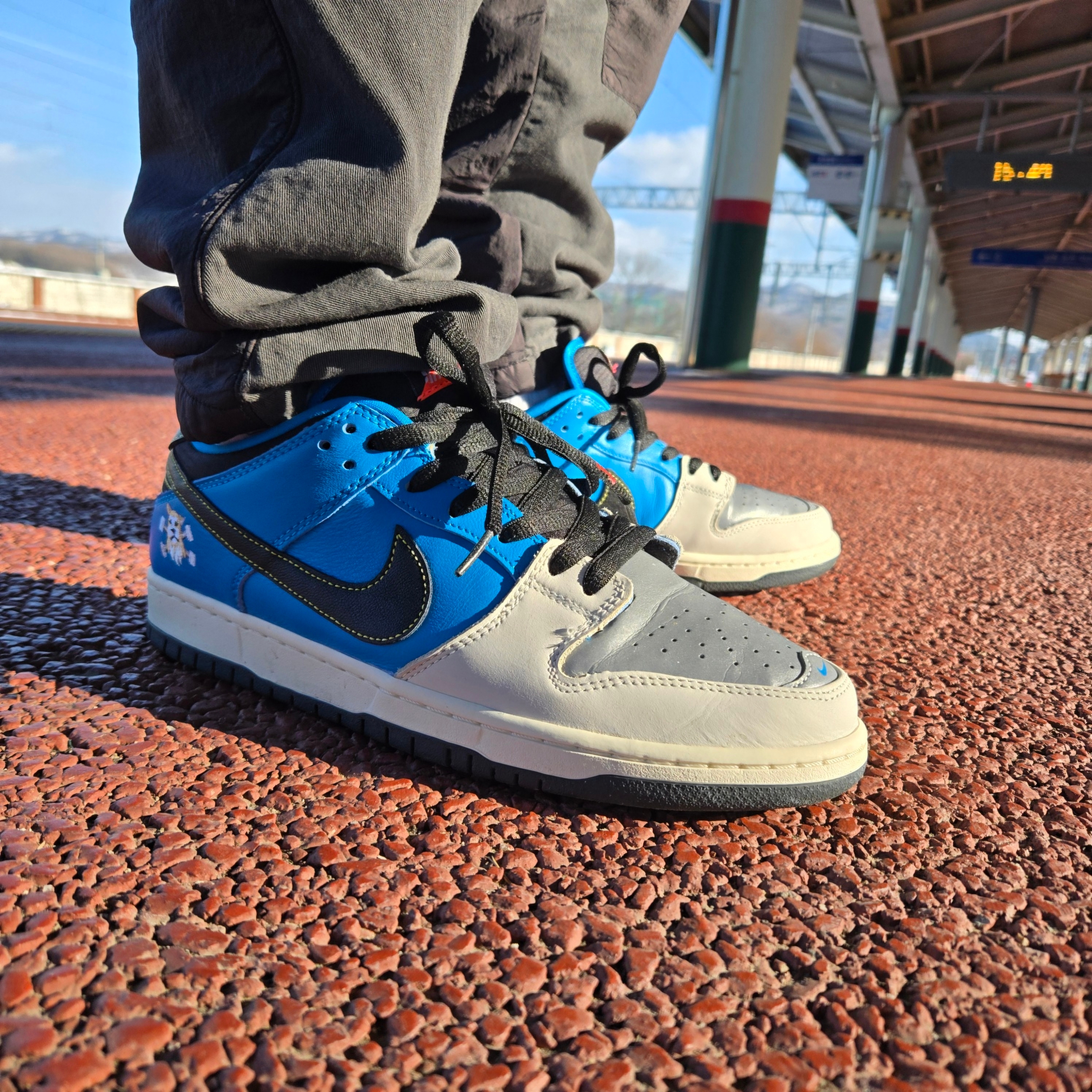 Nike x Instant Skateboards SB Dunk Low Pro, Supreme x The North Face 800-Fill Half Zip Hooded Pullover Grey - 22FW 착용 스타일 - 1