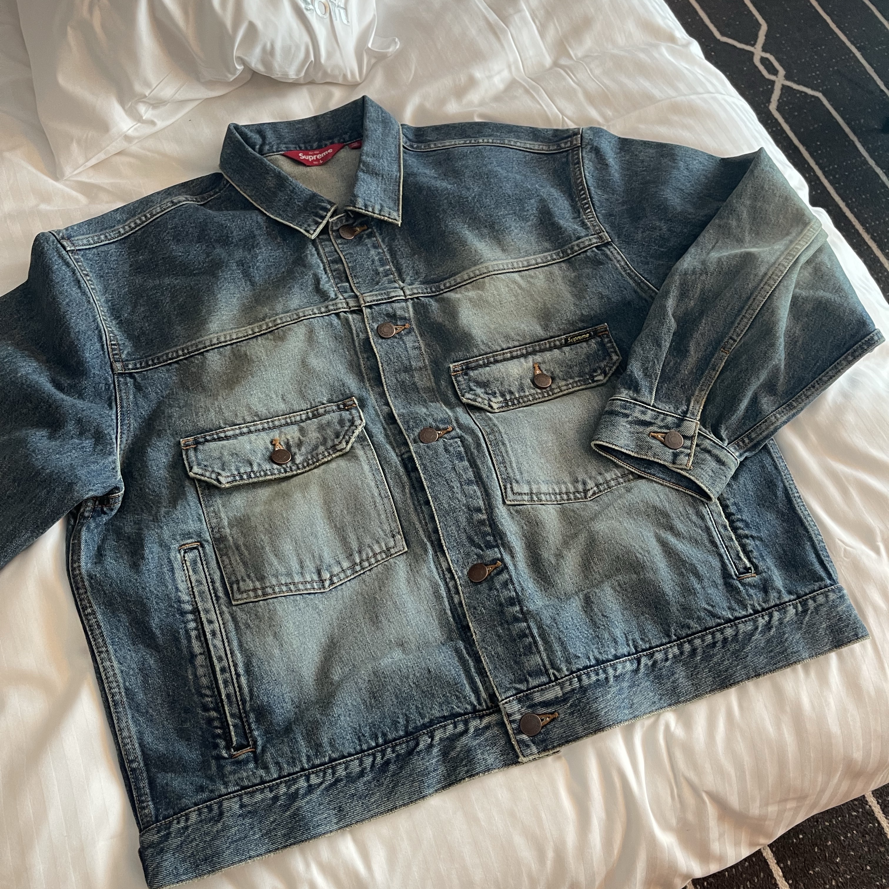 Supreme Distressed Selvedge Trucker Jacket Washed Indigo - 24FW 착용 스타일