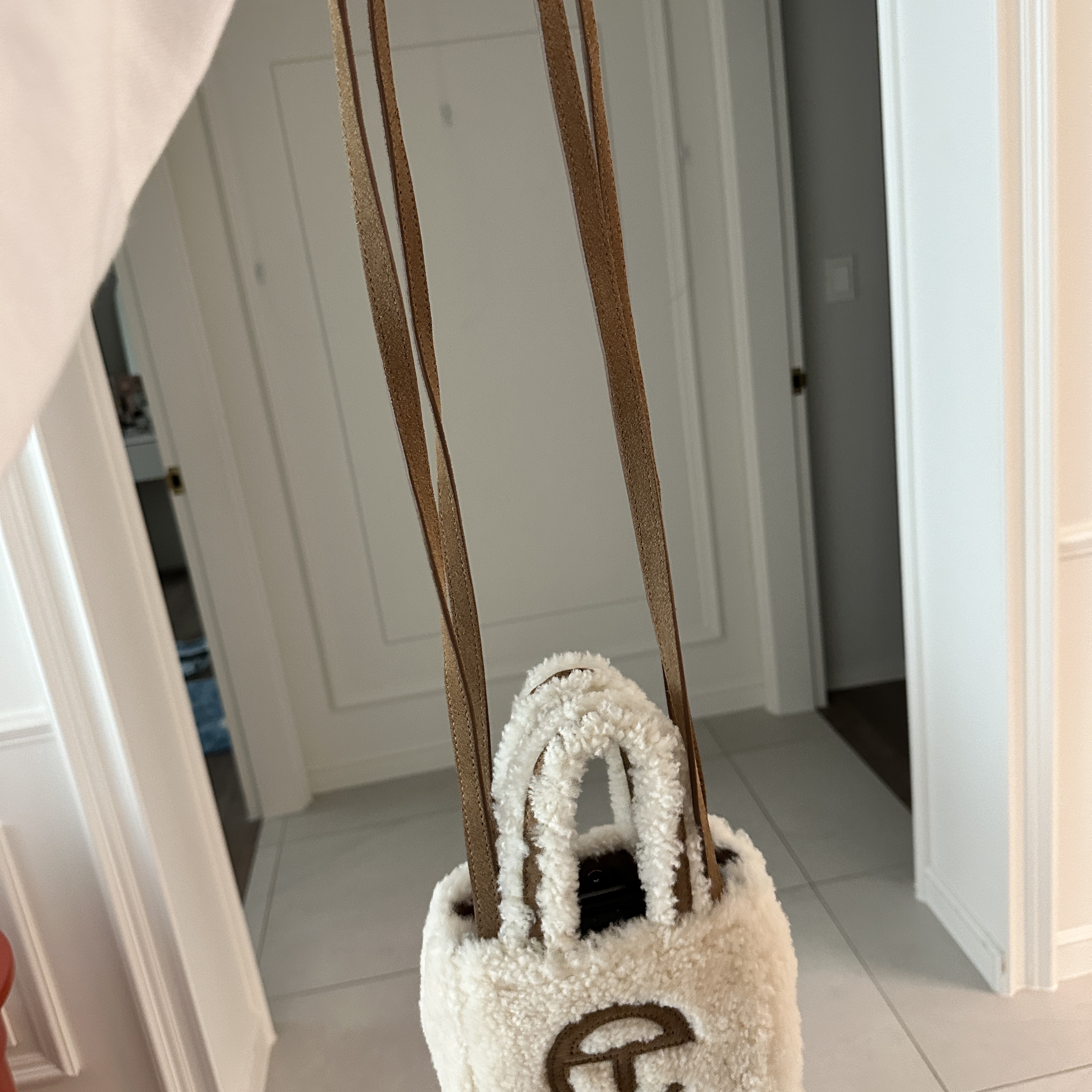 Telfar x UGG Reverse Small Shopping Bag Natural 착용 스타일 - 1