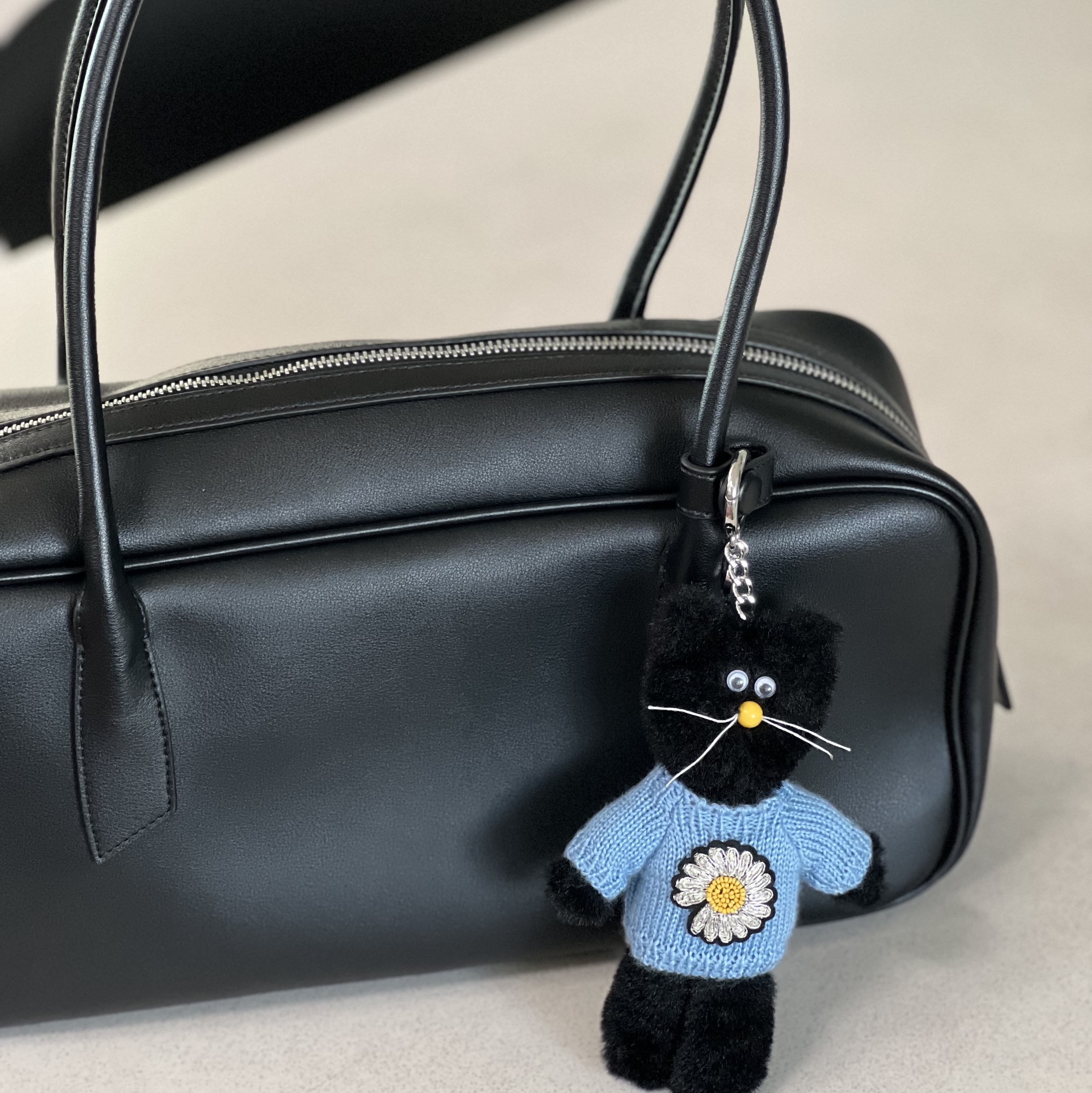 Monamhee x Peaceminusone Daihee Plush Keyring 착용 스타일 - 1
