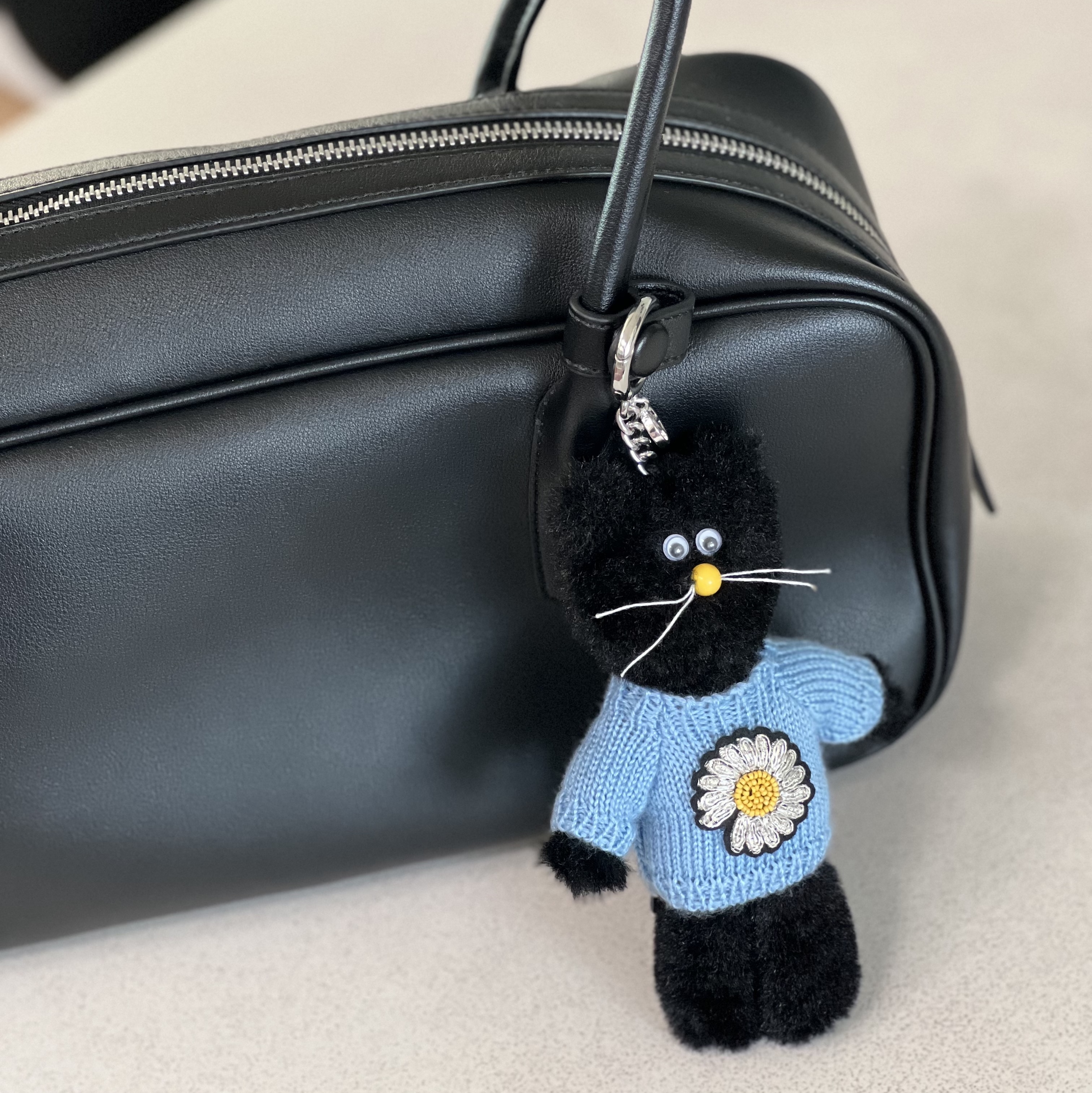 Monamhee x Peaceminusone Daihee Plush Keyring 착용 스타일 - 2
