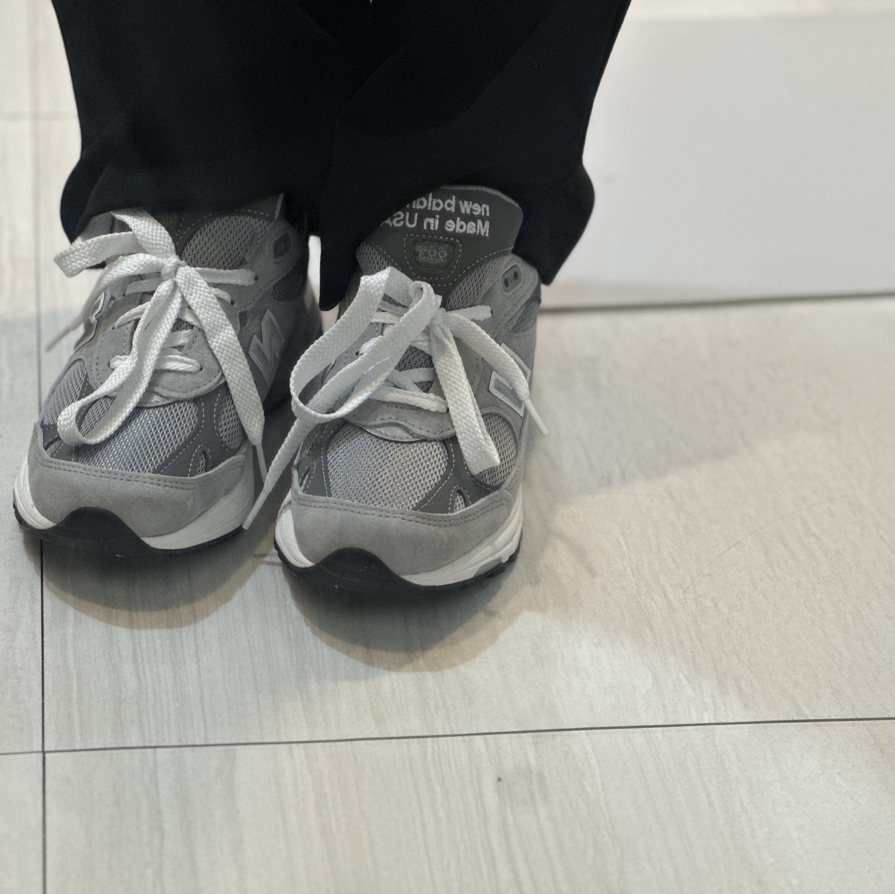 (W) New Balance 993 Made in USA Grey - B Standard 착용 스타일 - 1