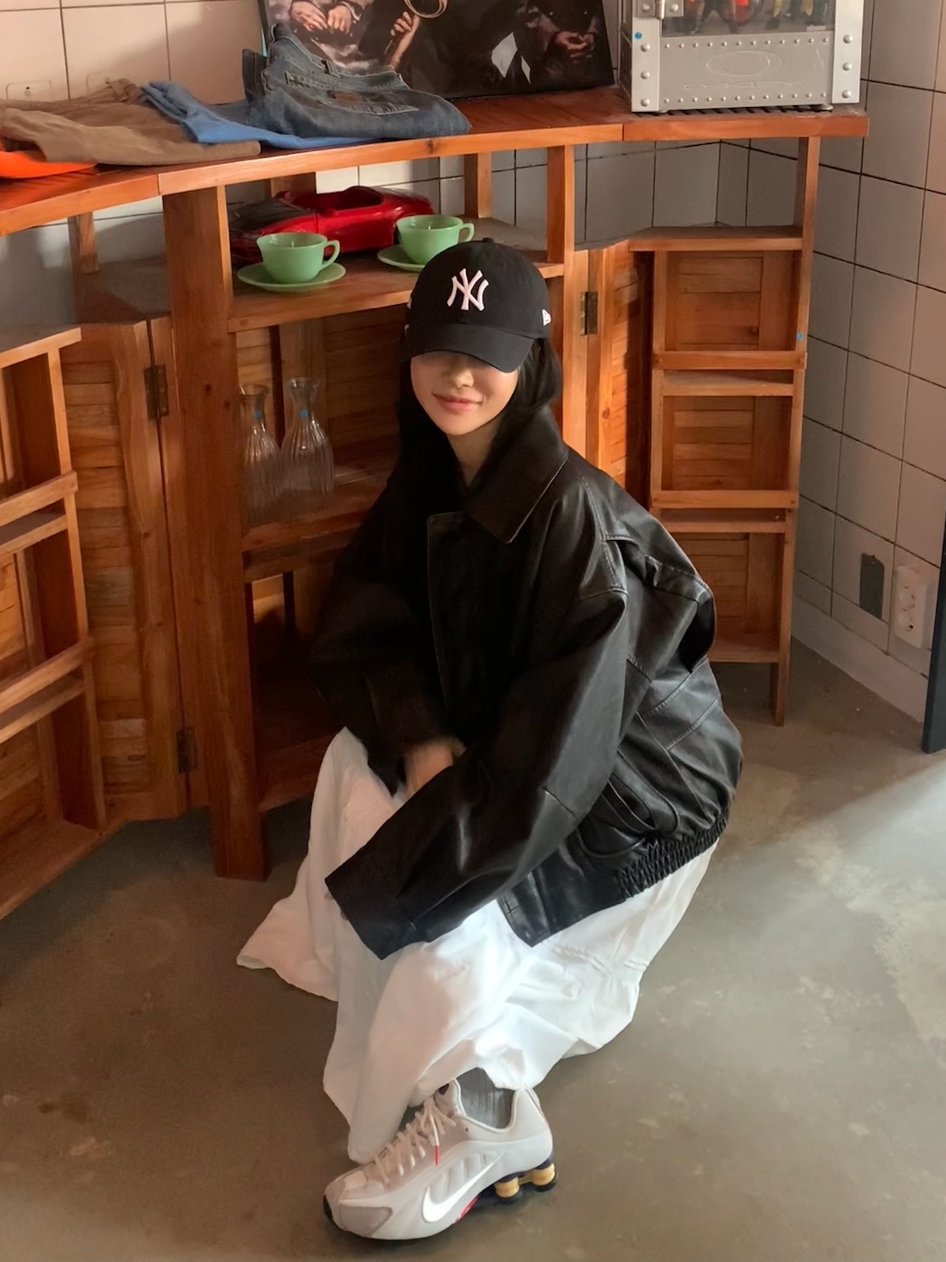 New Era x MoMA New York Yankees Cap Black, Nike Shox R4 PRM Light Iron Ore and Phantom 착용 스타일