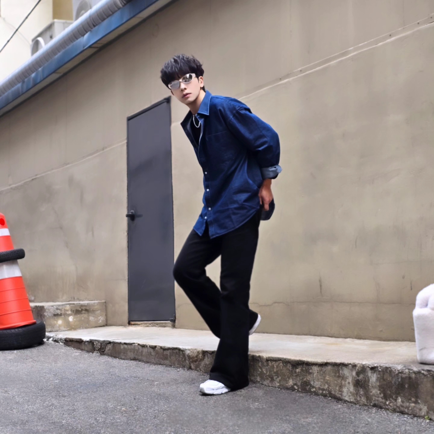 디젤 Dx1446 레드 에나멜 스테인리스 스틸 체인 네클리스 실버, 뉴발란스 740v2 화이트 실버 메탈릭 착용 스타일 - 5